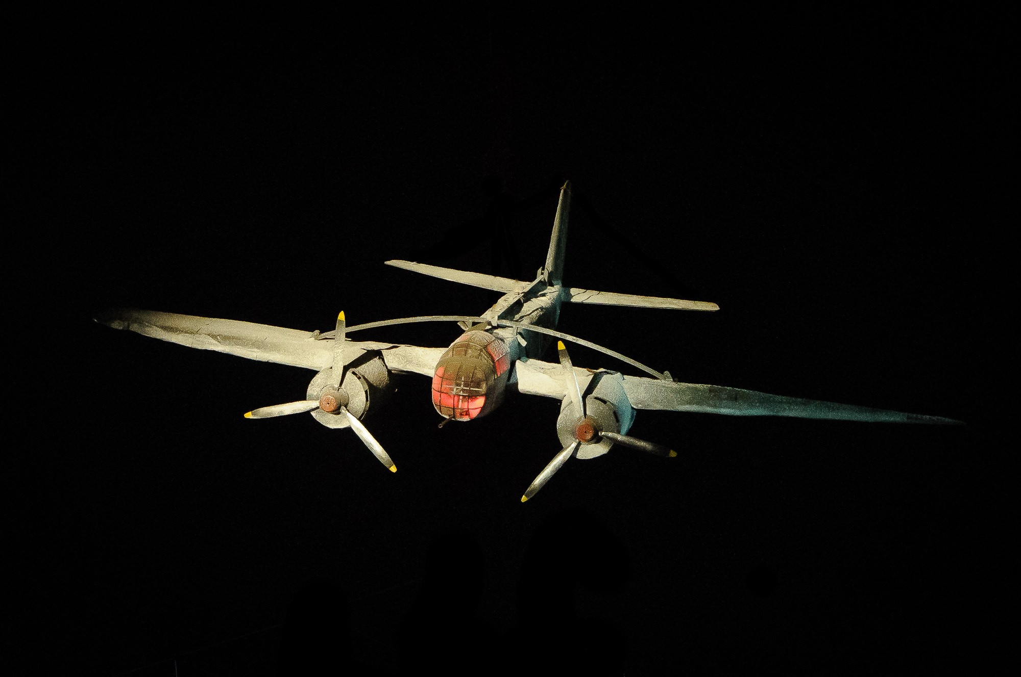 Самолёт на площадке байк-шоу