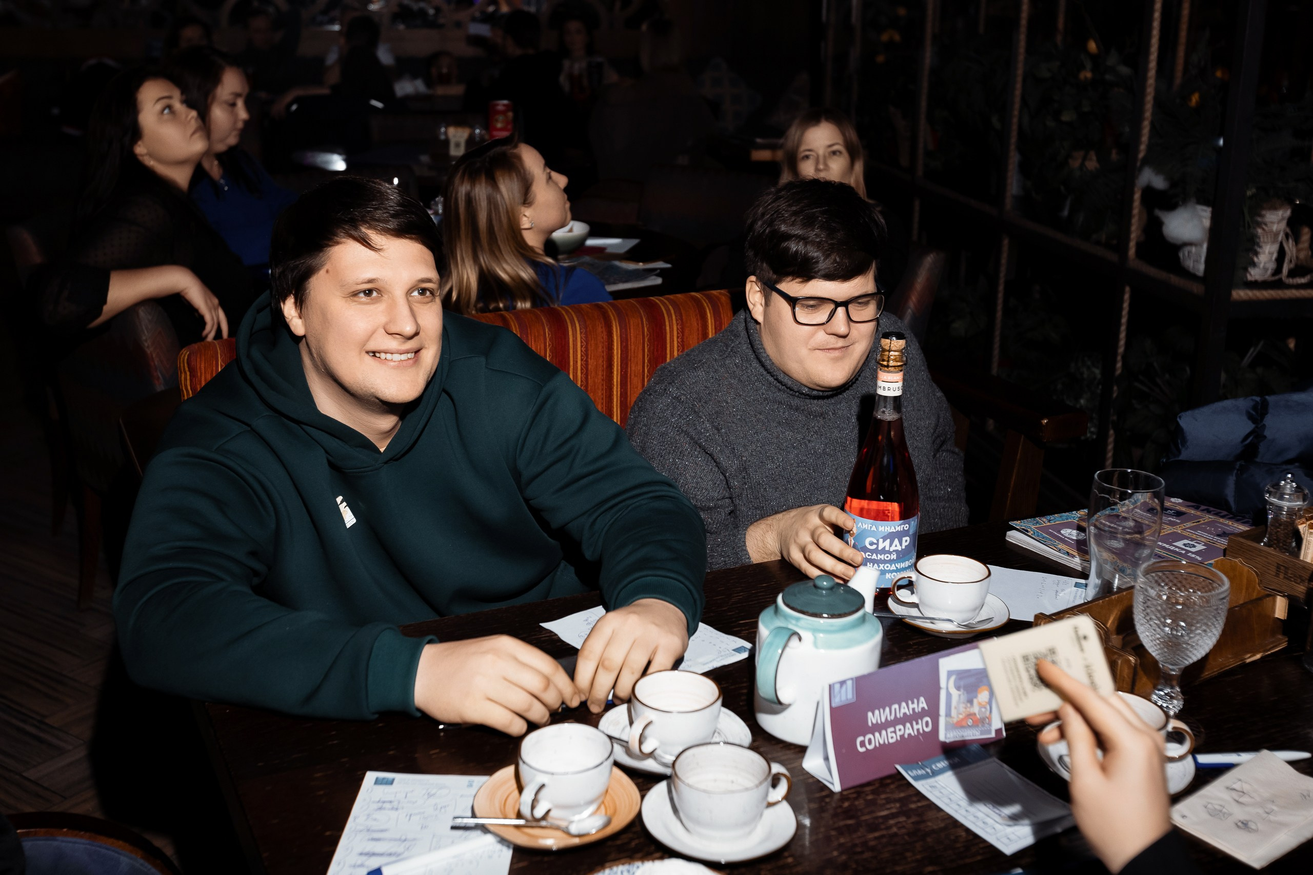 Репортажная фотосъемка квиз-шоу ЛИГА ИНДИГО в ресторане Пахвала. Фотограф в Санкт-Петербурге — Сергей Петров