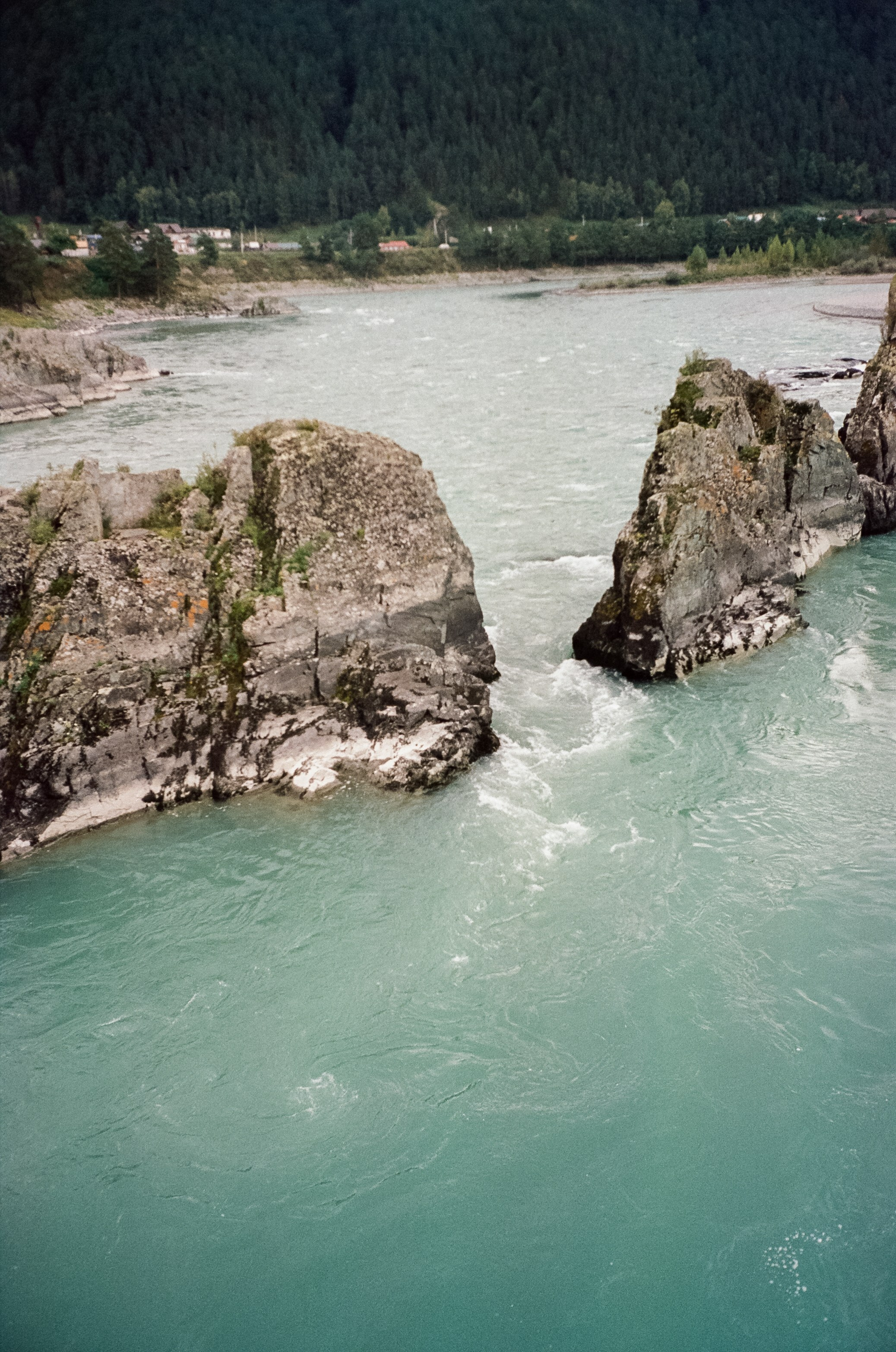 Катунь и скалы. Зубы Дракона в пасмурный день. Фотограф-документалист Мария Осокина