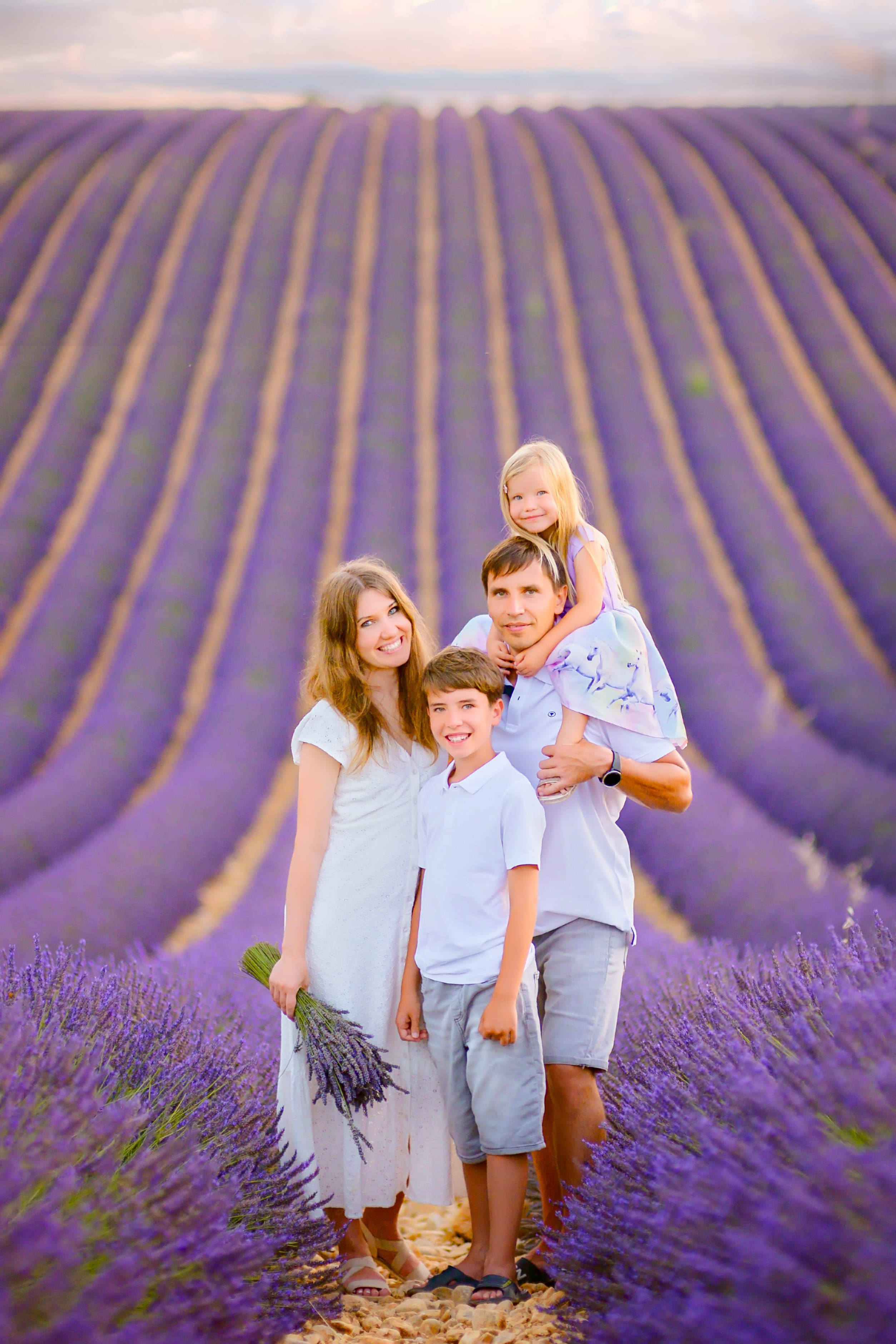 Séances photo dans les champs de lavande 2026. Photographer in Provence Julia Lipiainen