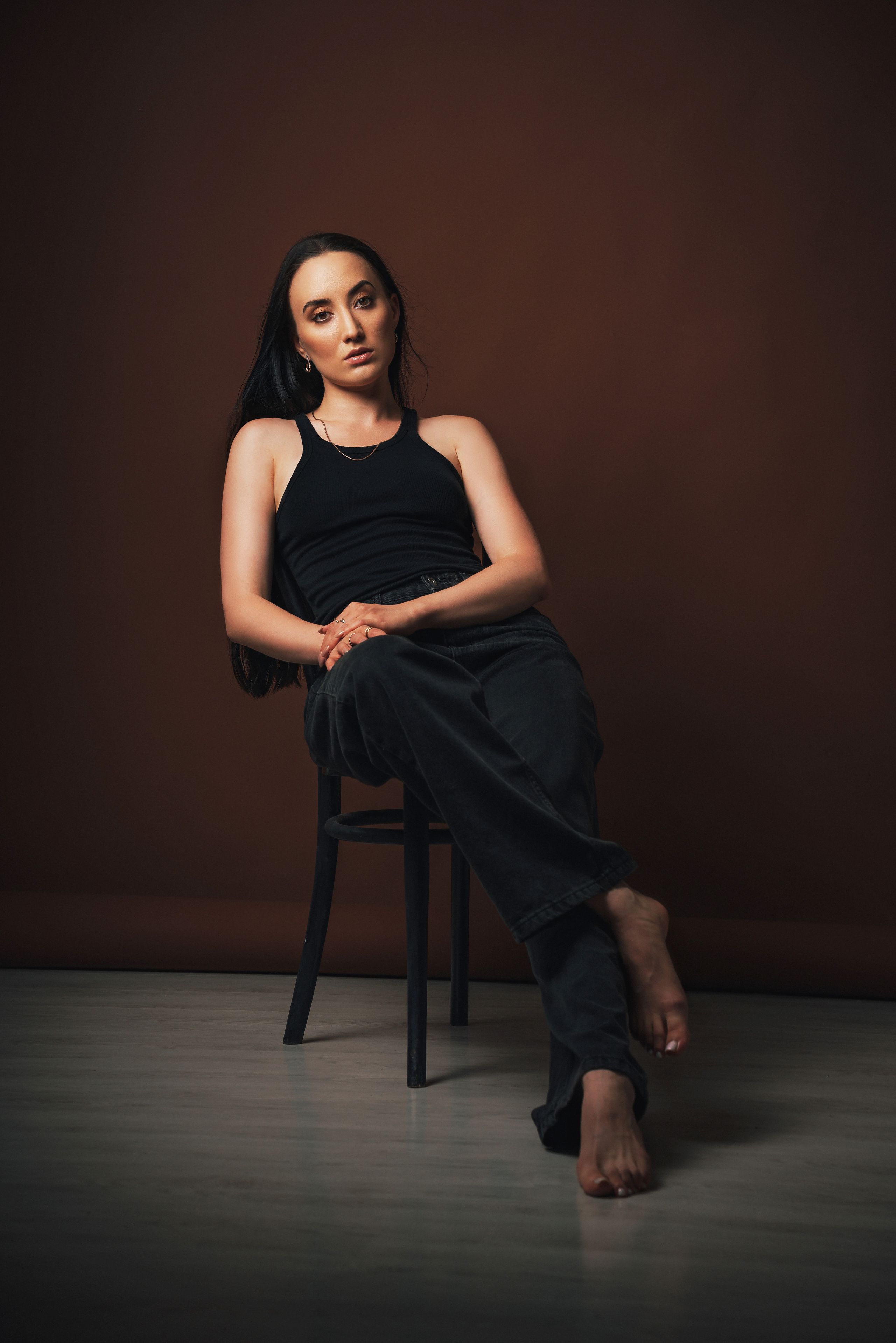 Фотоссесия в спб. Фото красивой девушки в студии на коричневом фоне. Позы для фотоссесии.