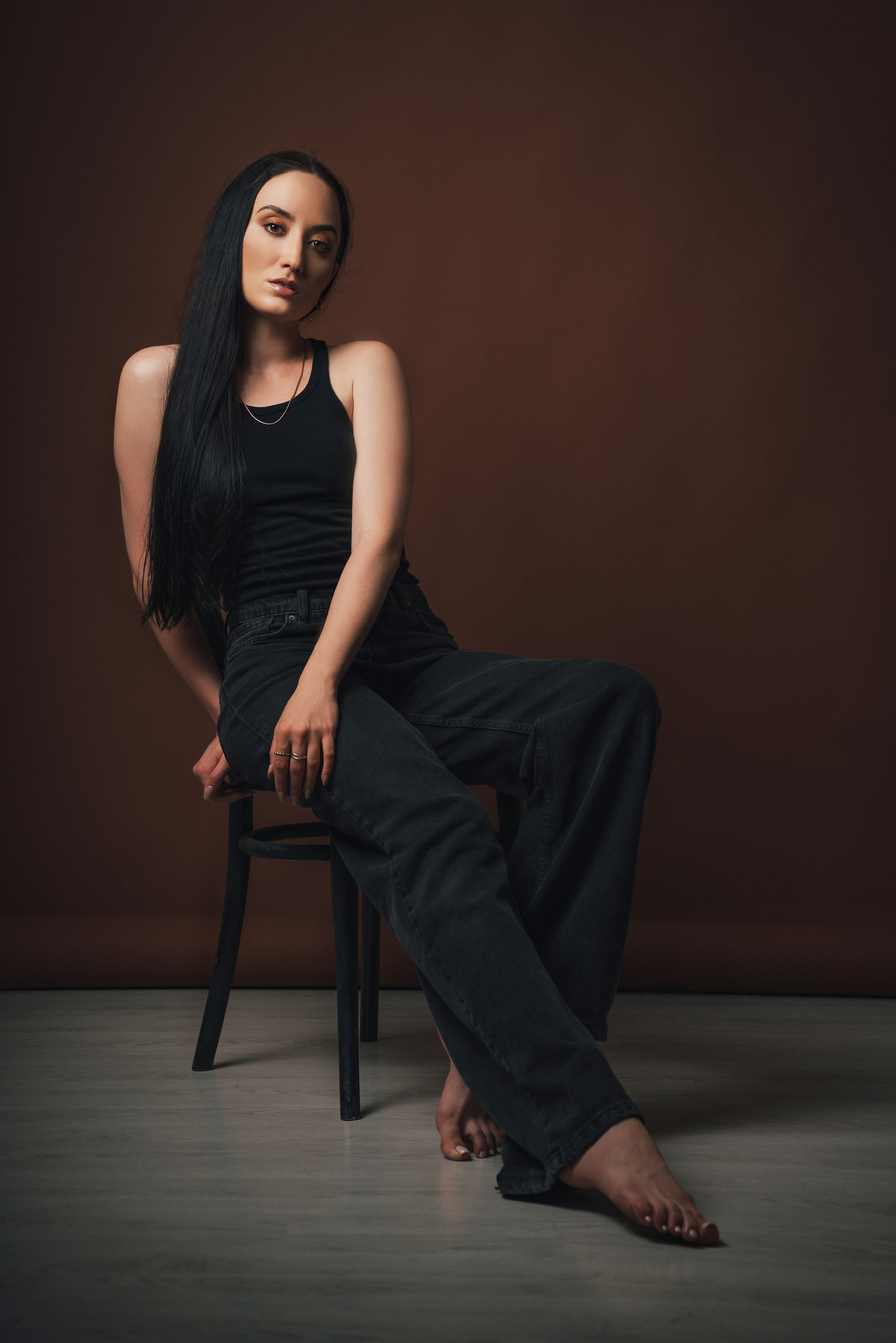 Фотоссесия в спб. Фото красивой девушки в студии на коричневом фоне. Позы для фотоссесии.