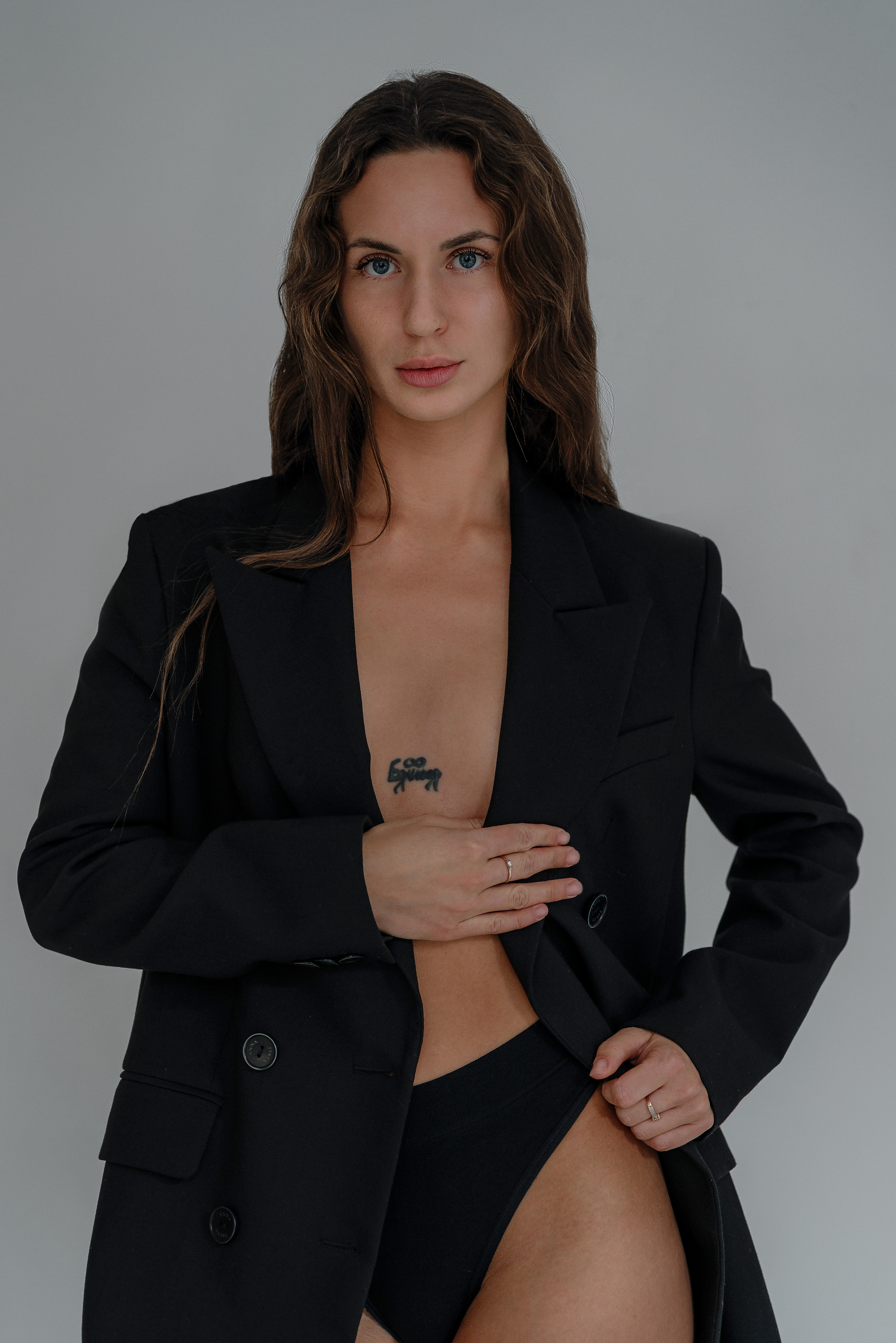 Женская фотоссесия в спб. Фото красивой девушки в студии на светлом фоне. Позирование на фотосессии.