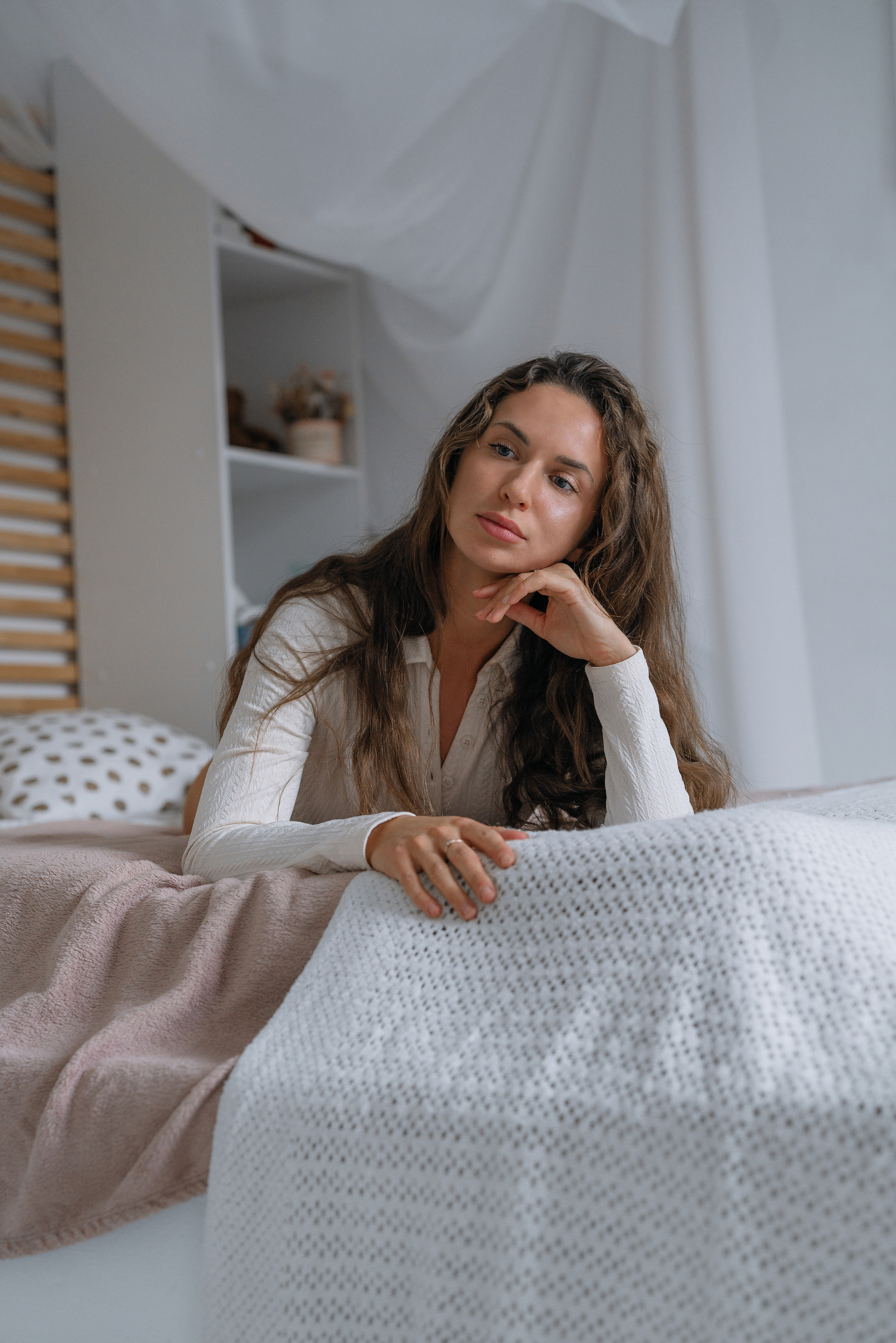 Нежная фотоссесия в Санкт-Петербурге. Фото красивой девушки в студии на кровати. Женская фигура.