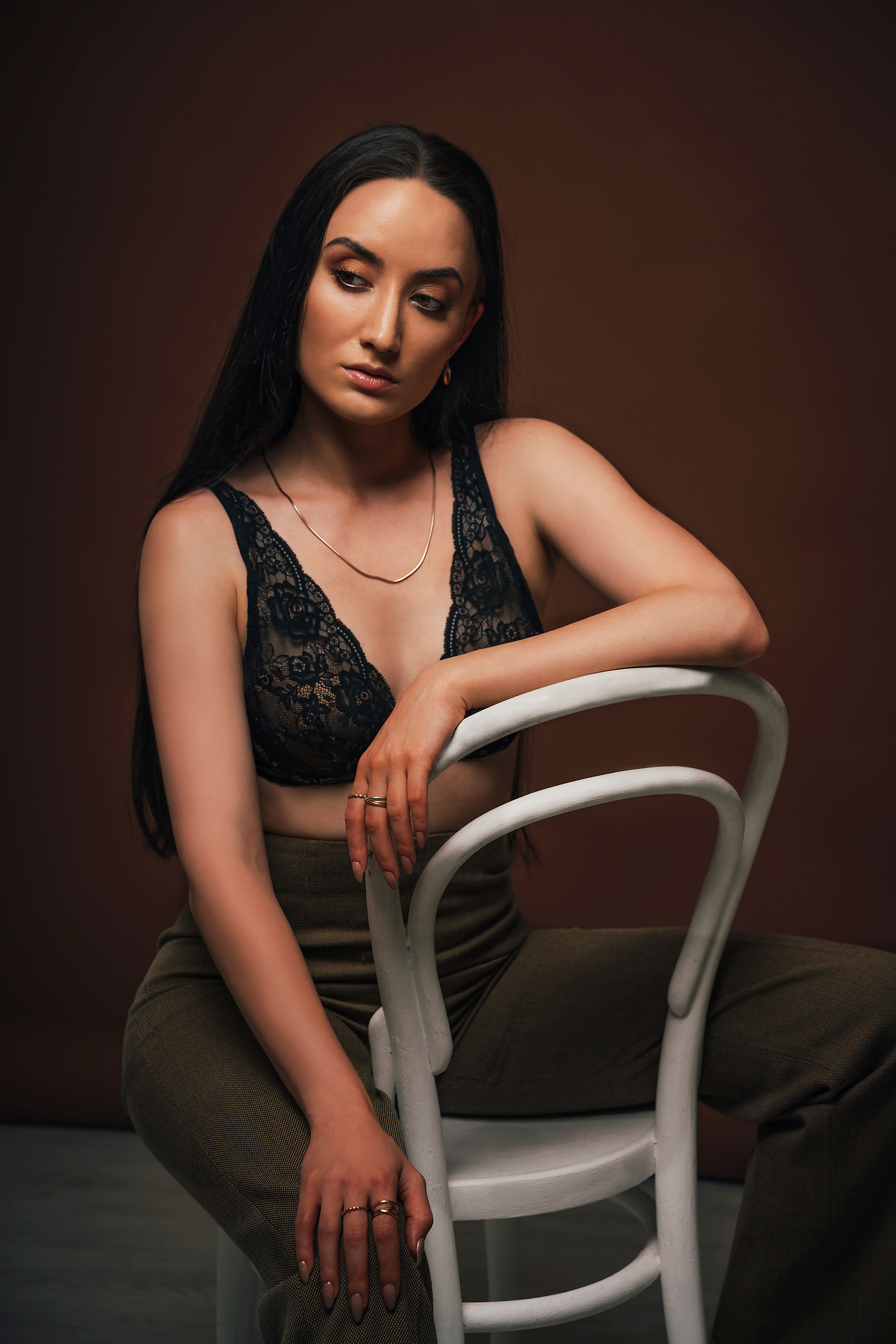 Фотоссесия в спб. Портрет красивой девушки в ливчике на коричневом фоне.