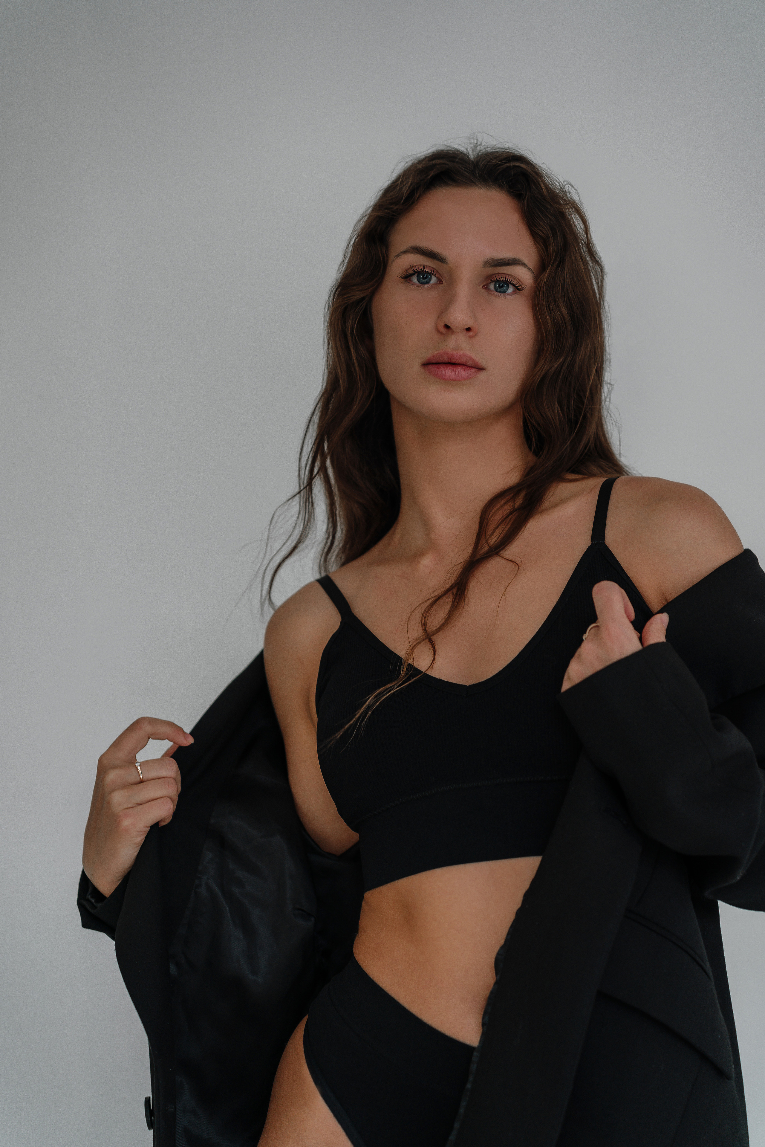 Чувственная женская фотоссесия в Санкт-Петербурге. Фото красивой девушки в студии. Фигура девушки.