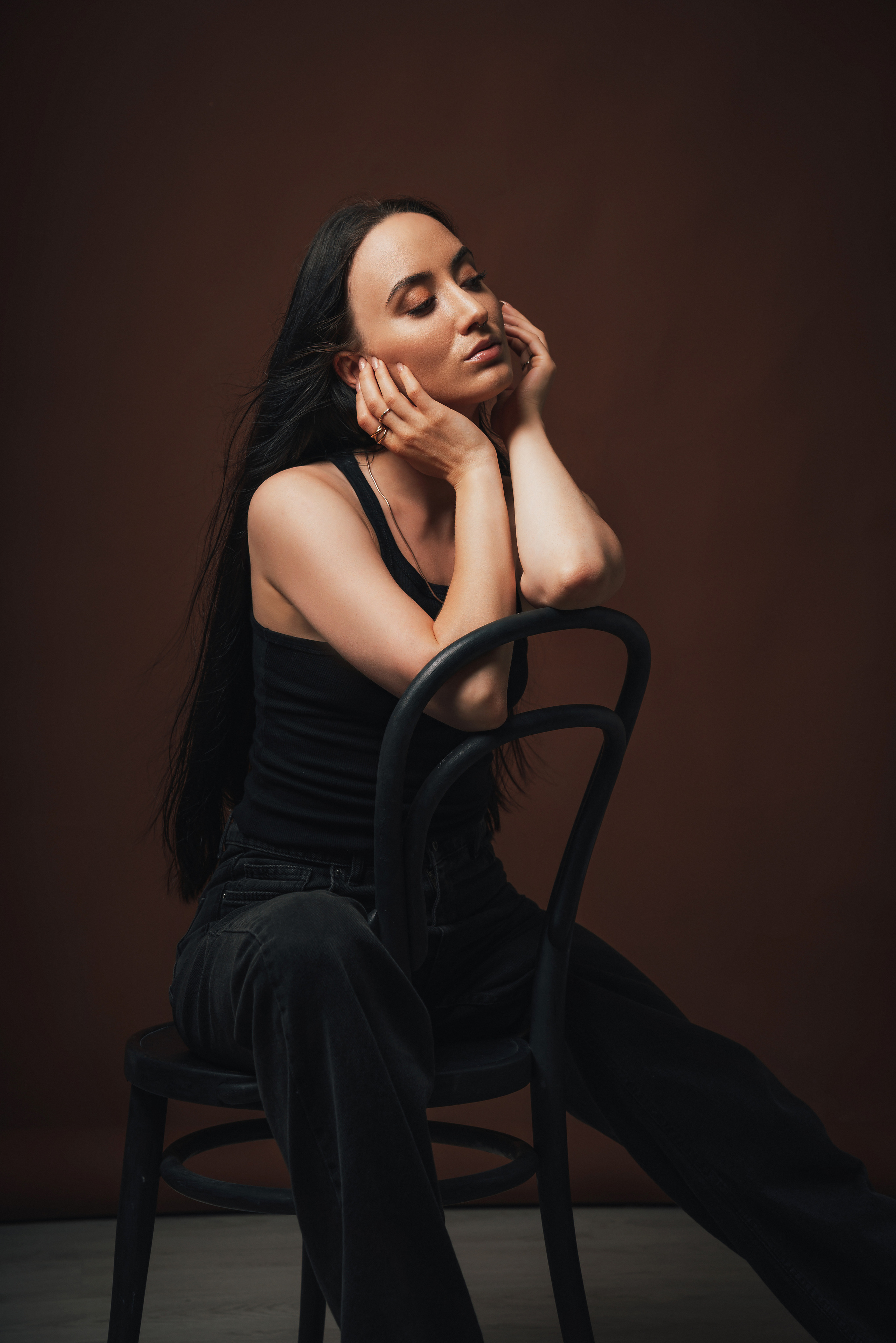 Фотоссесия в спб. Портрет красивой девушки в студии на коричневом фоне. Позы для фотоссесии.