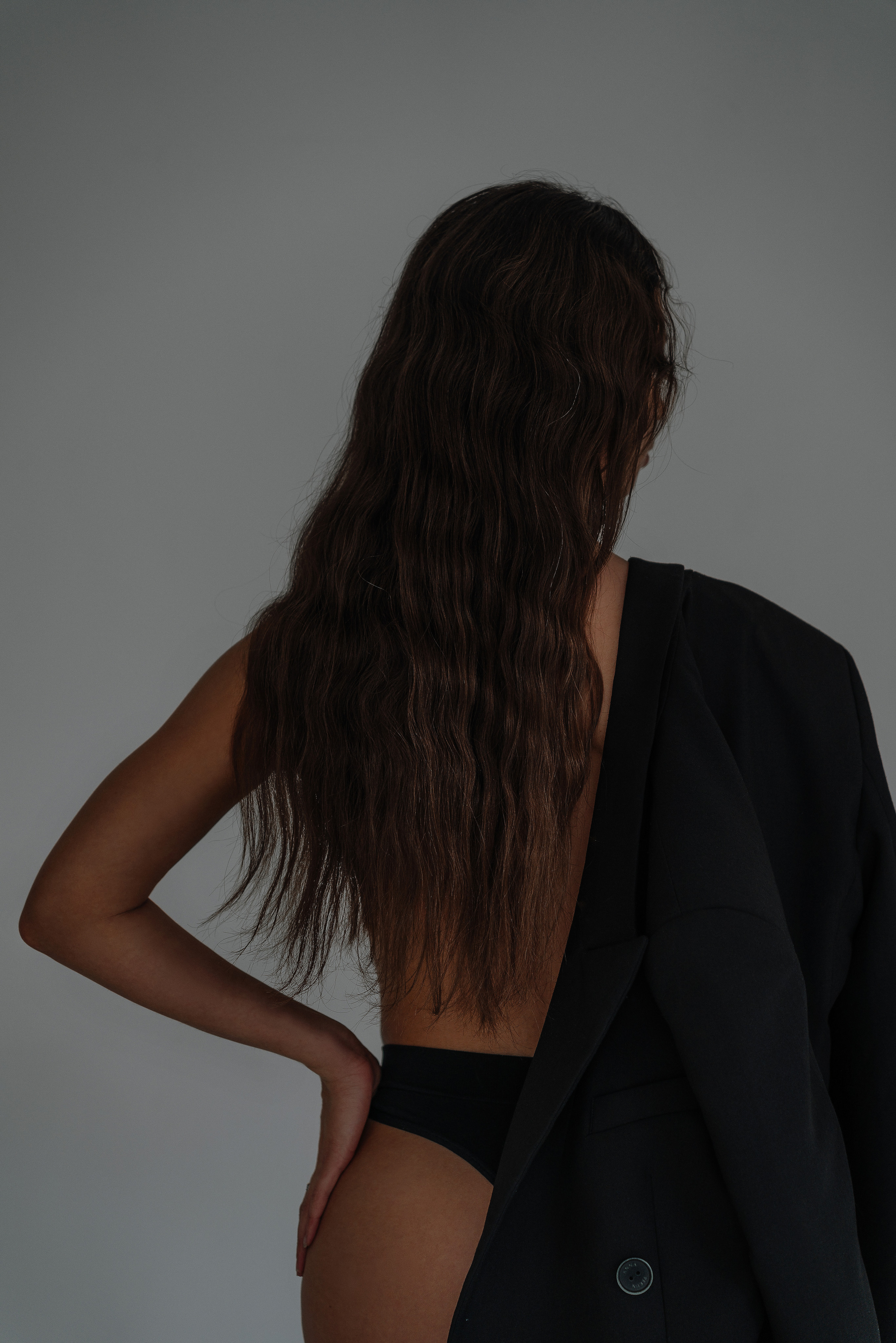 Женская фотоссесия в Питере. Фото красивой девушки в студии. Силуэт девушки со спины.