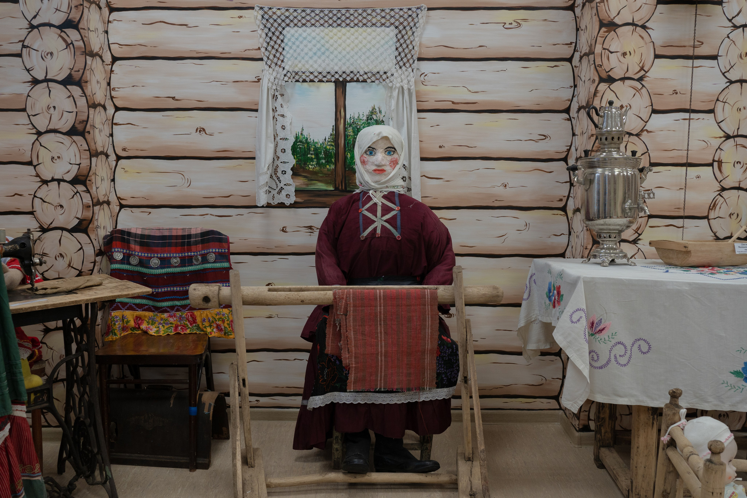 Образ чувашской женщины за прялкой. Экспонат в музее местного Дома культуры. Музей собран из личных вещей жителей села. Село Староганькино, Самарская область, декабрь 2023 года.