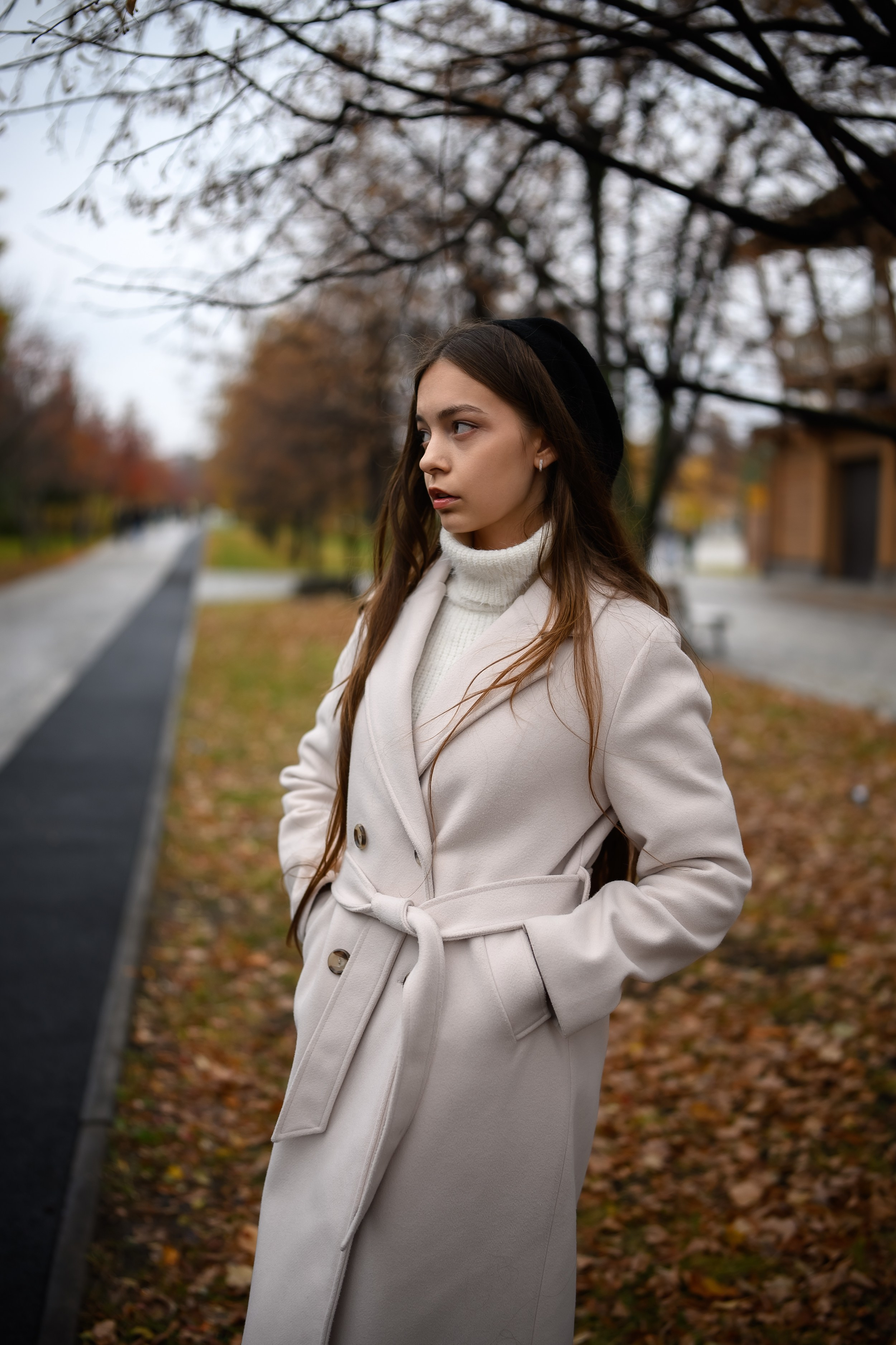 Девушка в светлом образе на фоне осенней природы Казани, портретная фотосессия