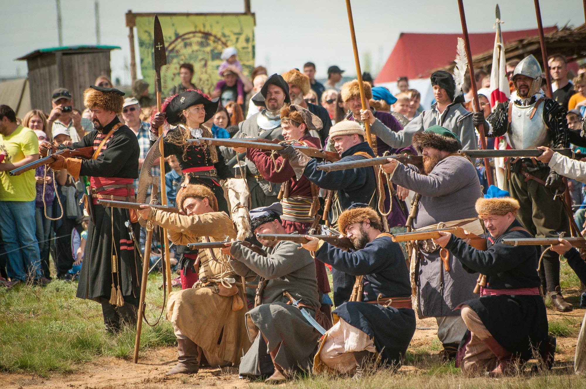 Реконструкторы со старинными ружьями целятся во врагов