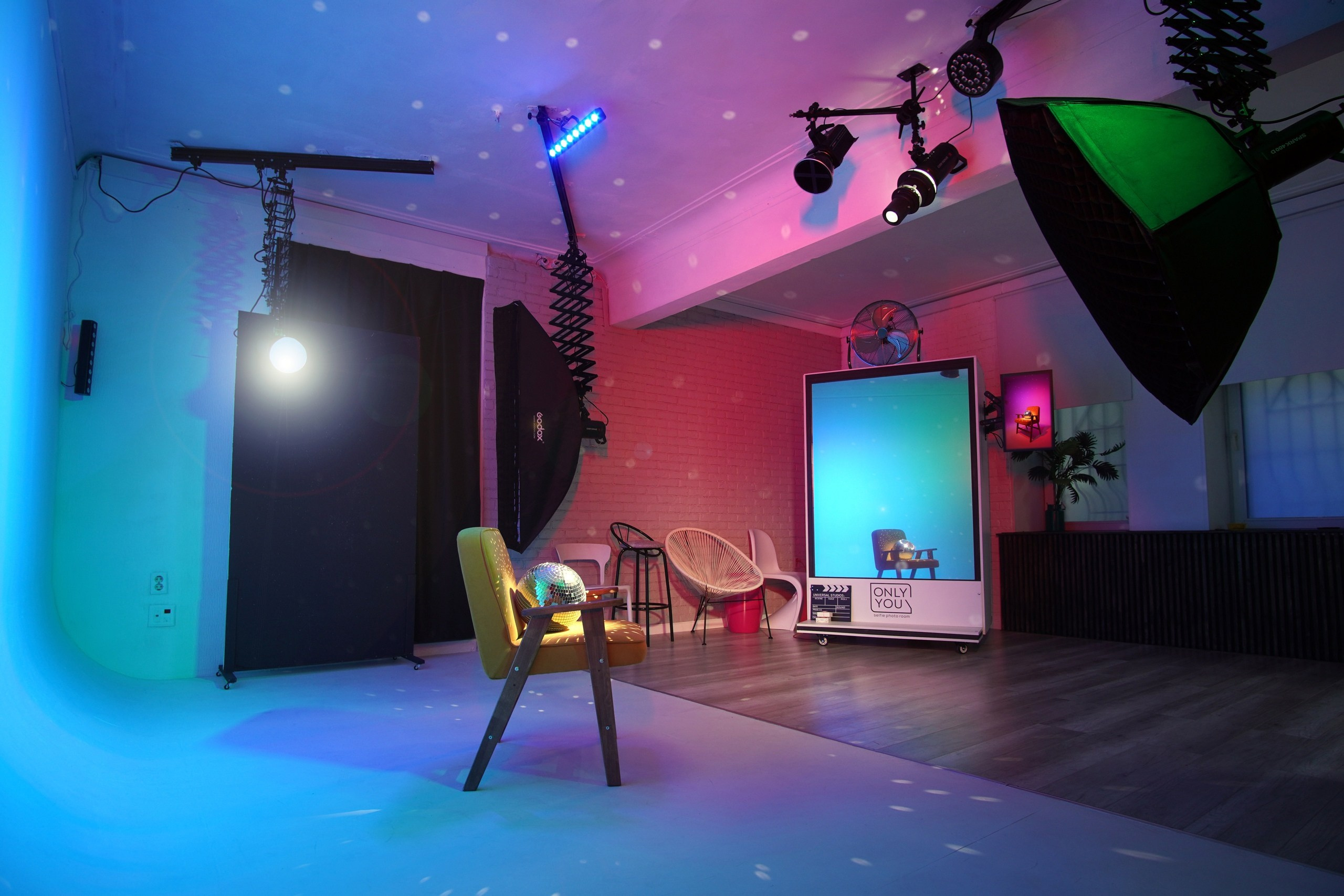 Селфи студия с разными локациями. Студия автопортрета в Кирове. Студия с зеркалом без фотографа