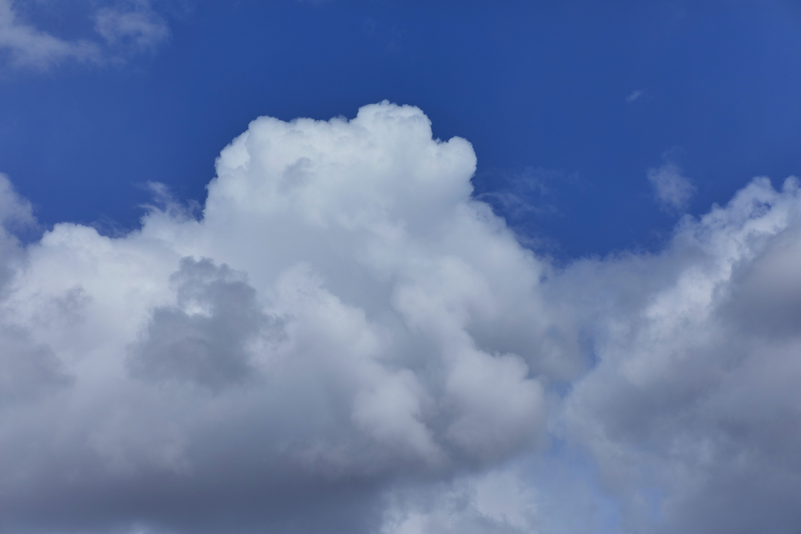 Фотография неба со светлыми облаками