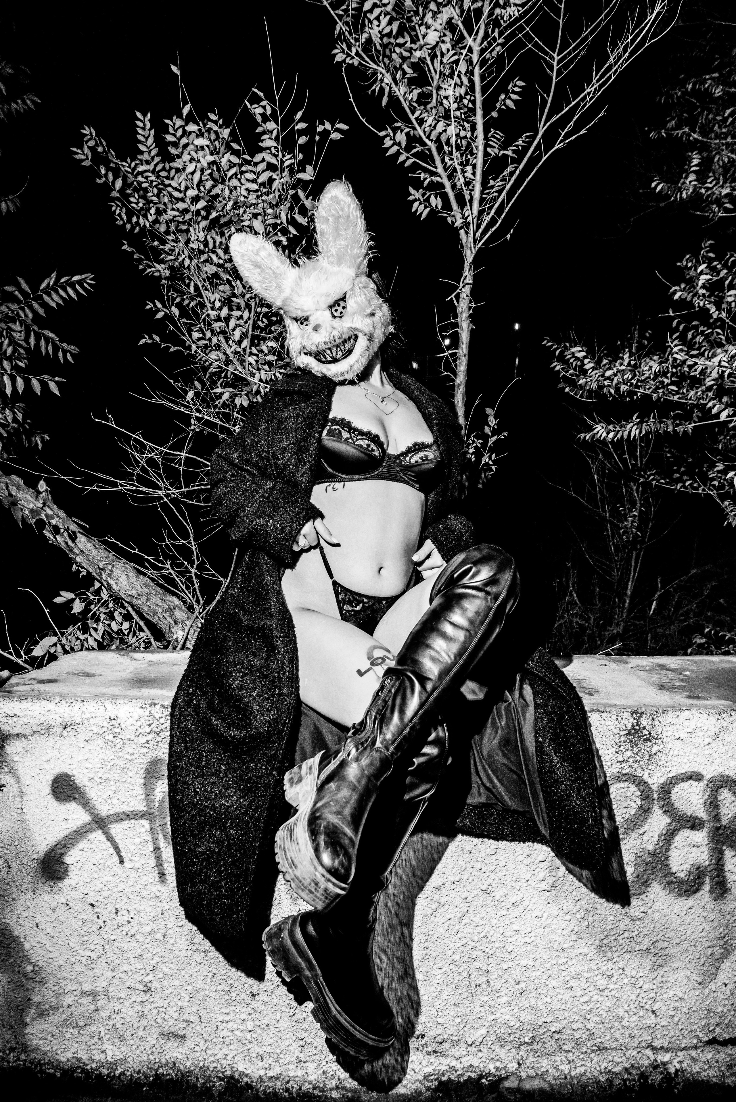 Смелый арт-образ для фотосессии - сочетание нежности и агрессии в кадре.