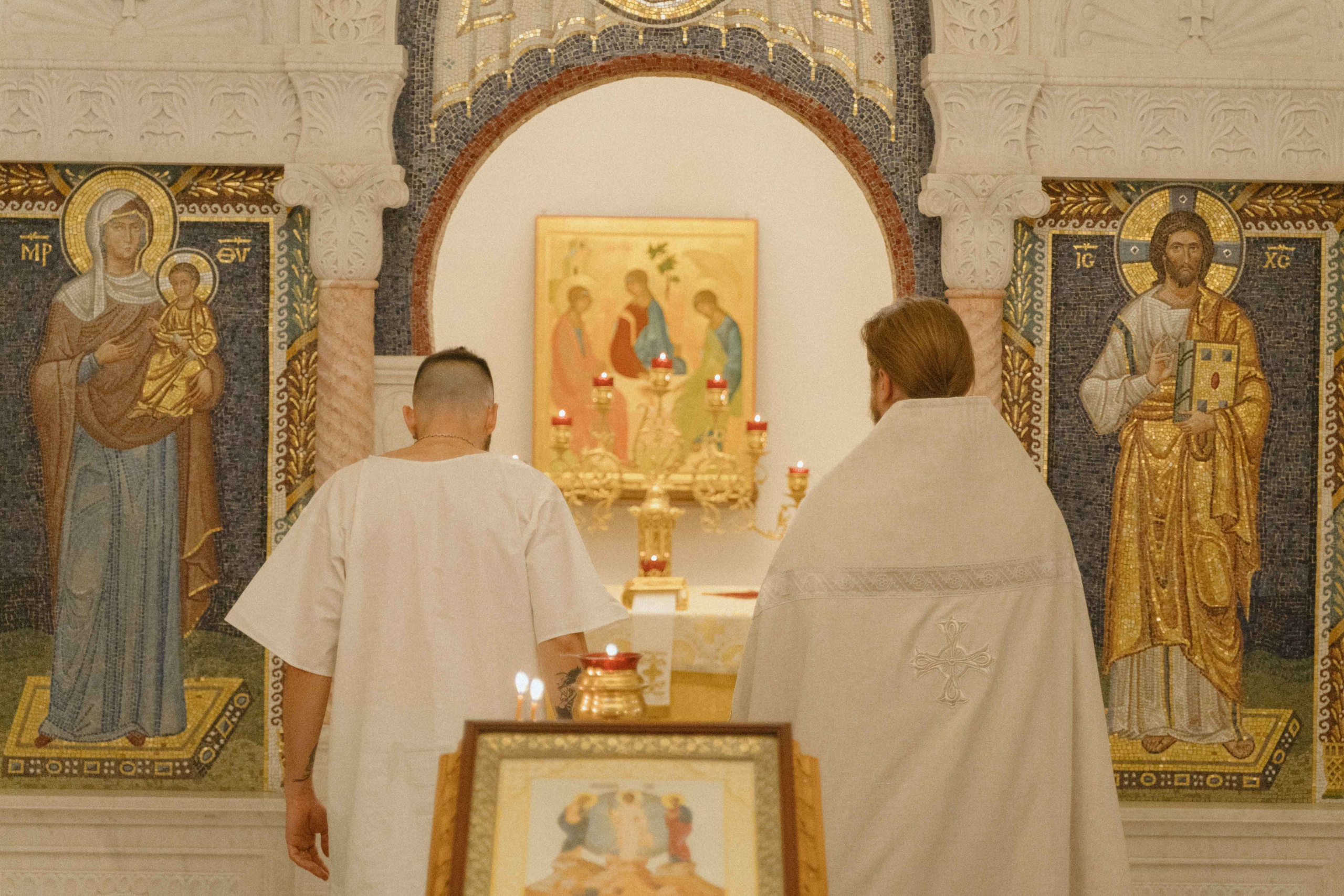 Крещение взрослого в Москве: как подготовиться, где это можно сделать и как сохранить воспоминания. Советы по подготовке, что нужно принести на крещение. Фотограф и видеограф на крещение в Москве и области.