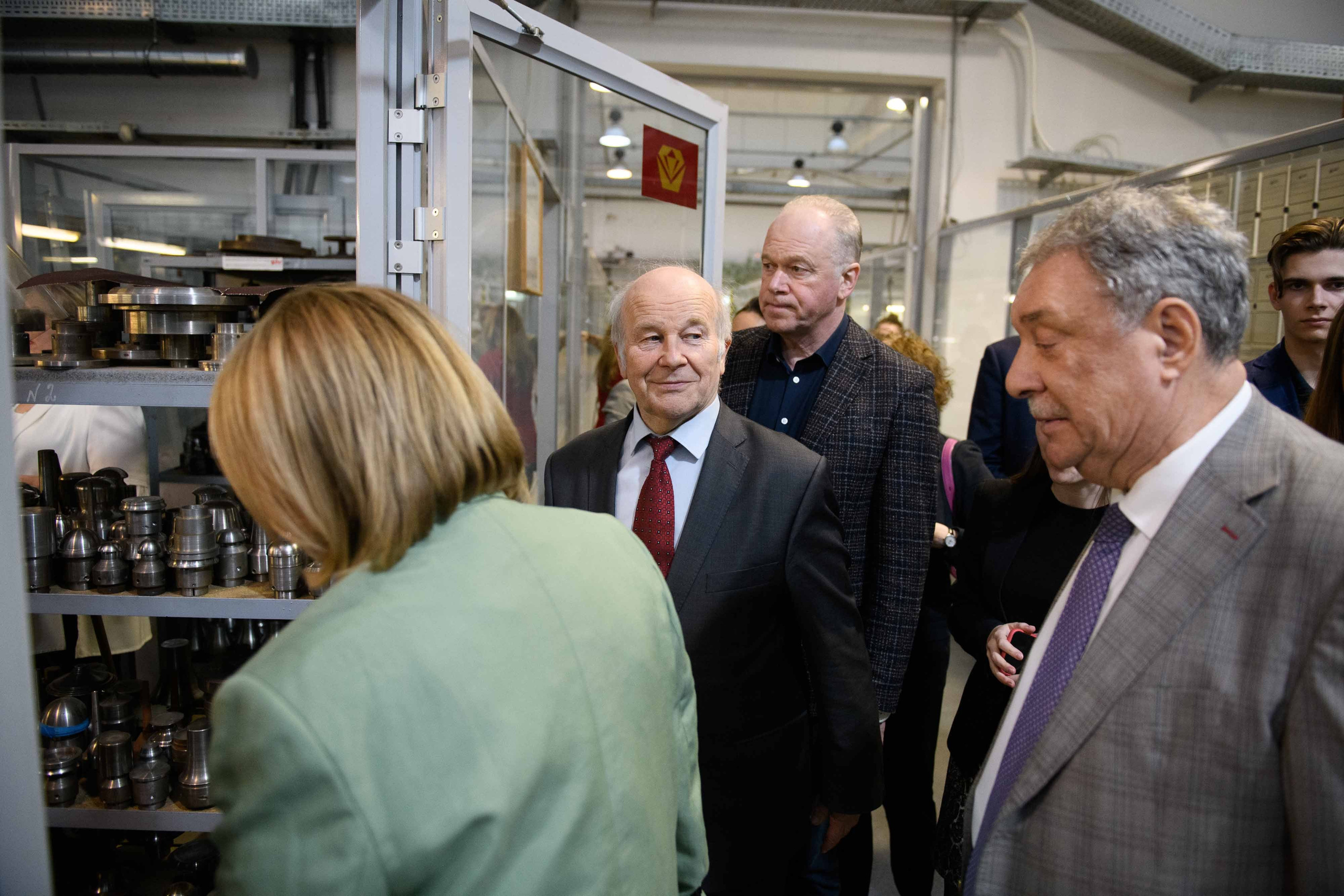 Русские Самоцветы: За кулисами легенды — Фотоальбом об искусстве и производстве