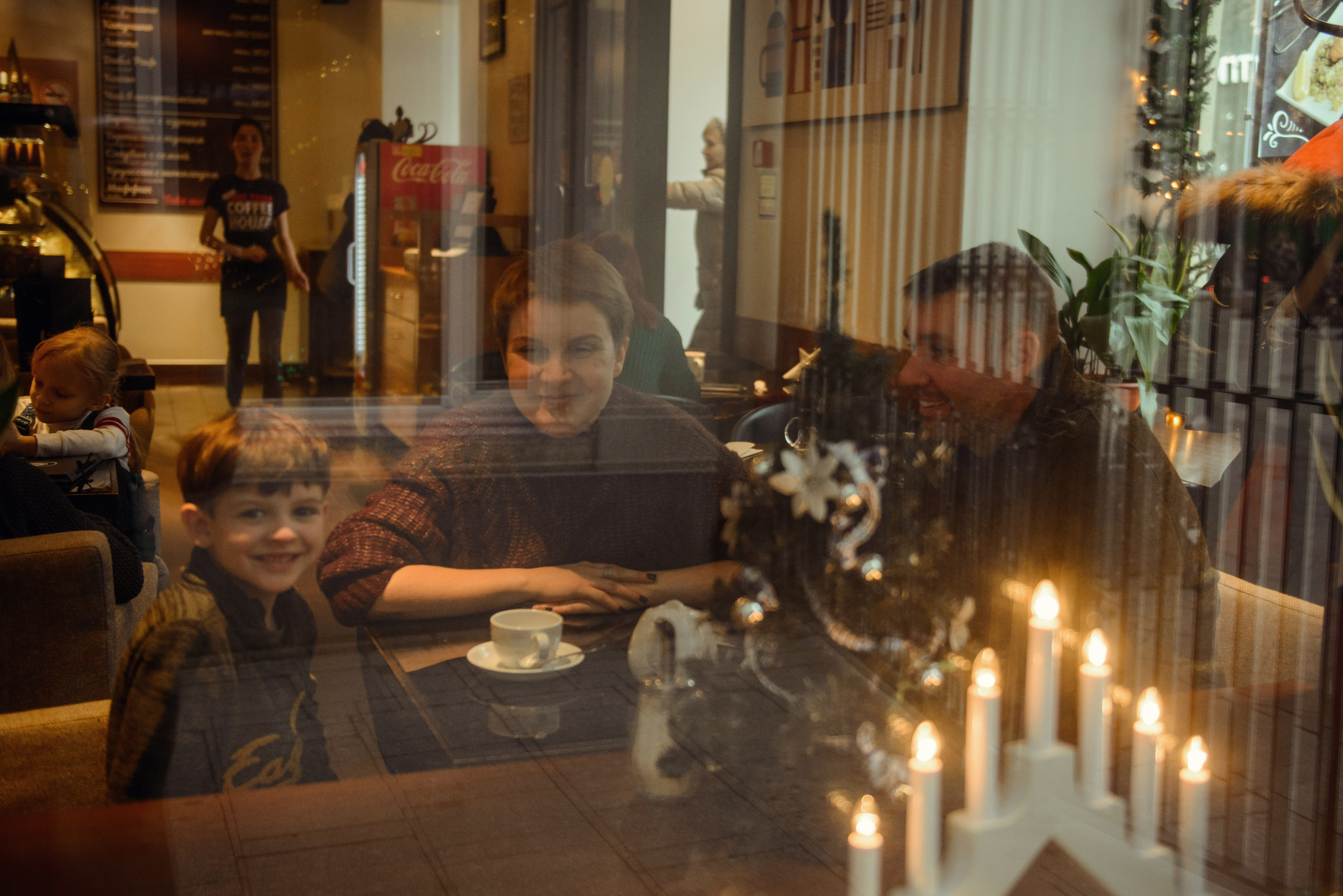 family photo shoot walking in the city. New Year Christmas photoshoot (Photographer in Edinburgh Elena Carruthers)