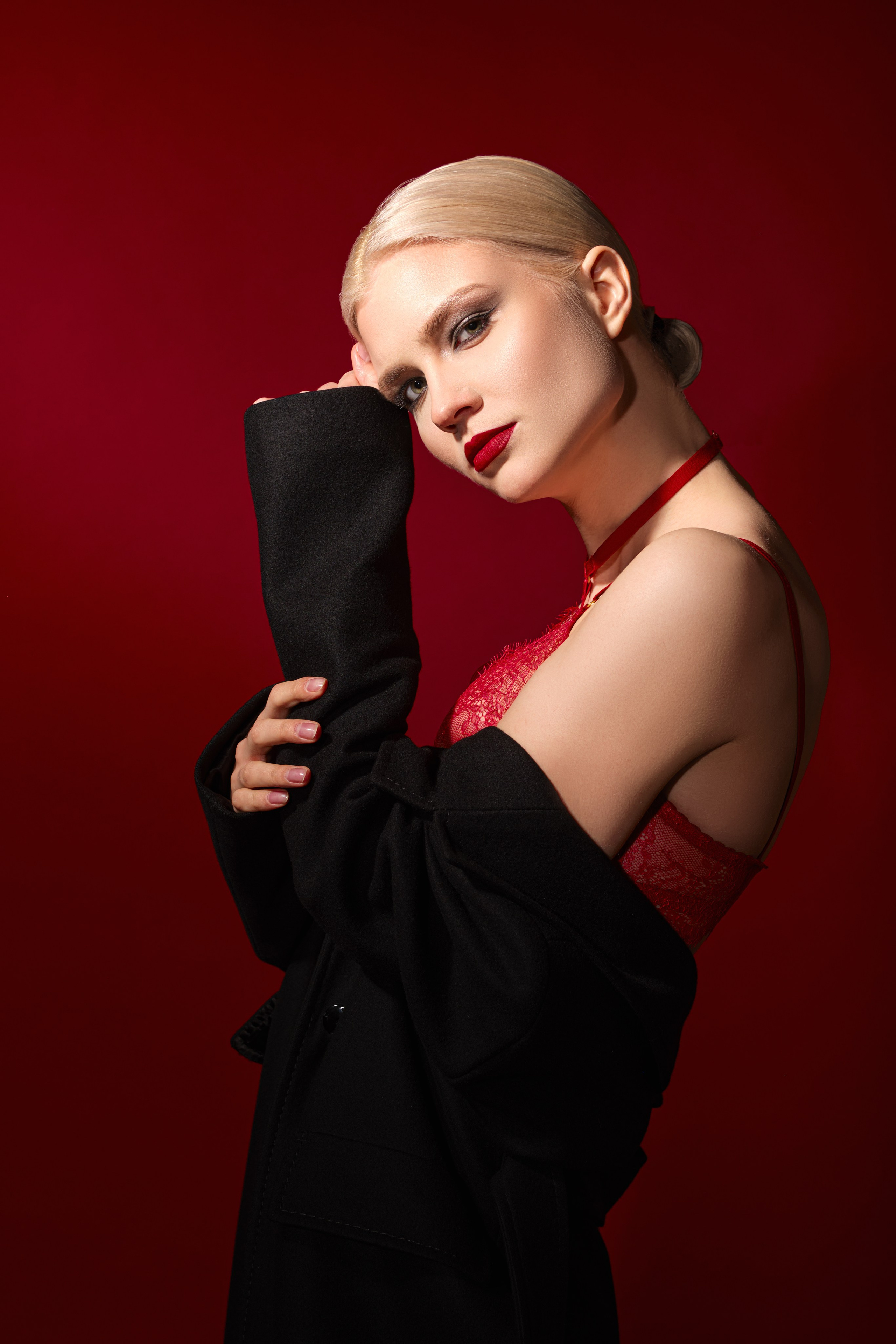 Эмоциональный и творческий портрет: чувственная блондинка в красном белье и пальто, яркий художественный студийный портрет, фотограф для моделей и личного бренда.