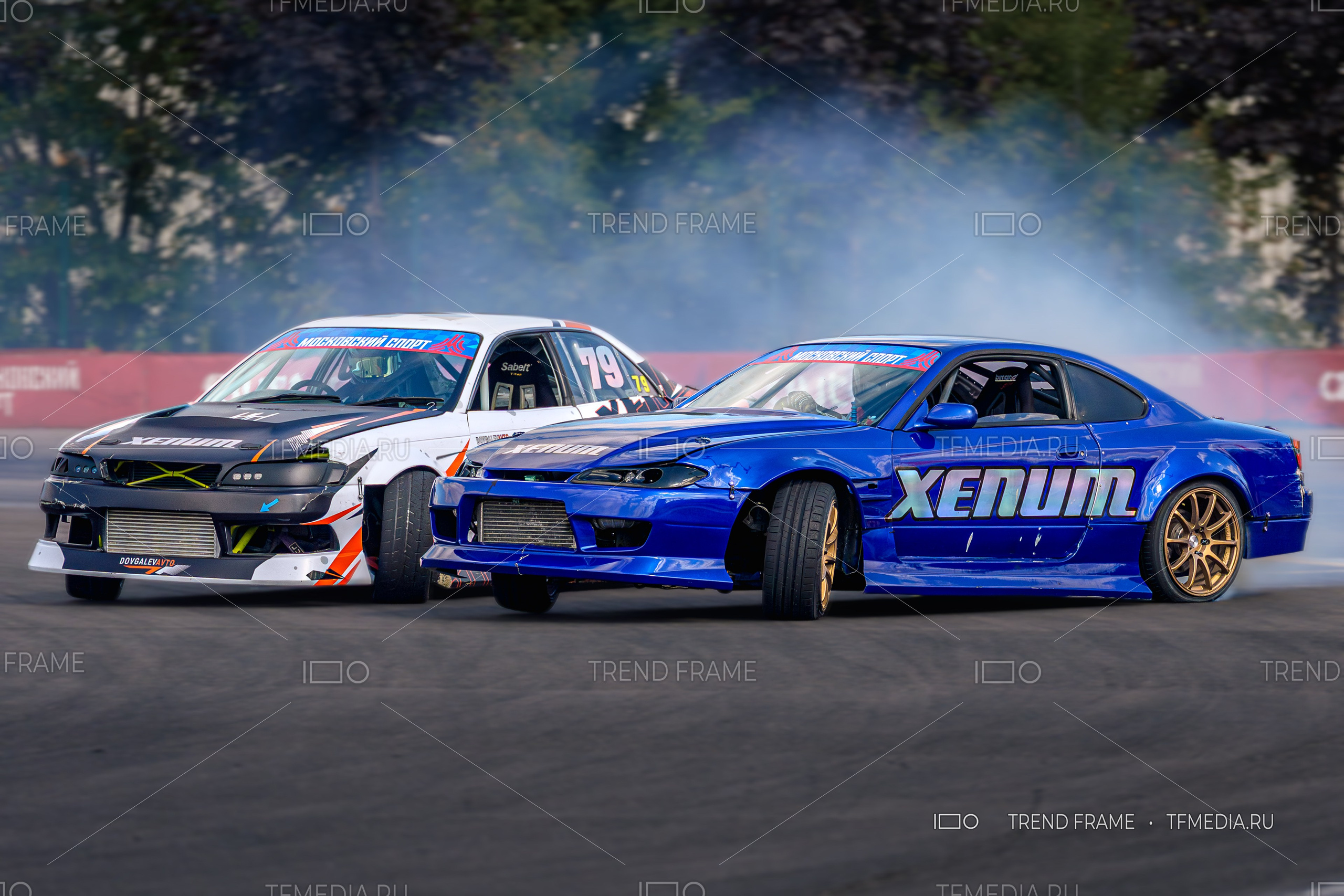 Дрифт машины XENUM в синхронном заезде — параллельный поворот на Фестивале технических видов спорта 2025, Москва