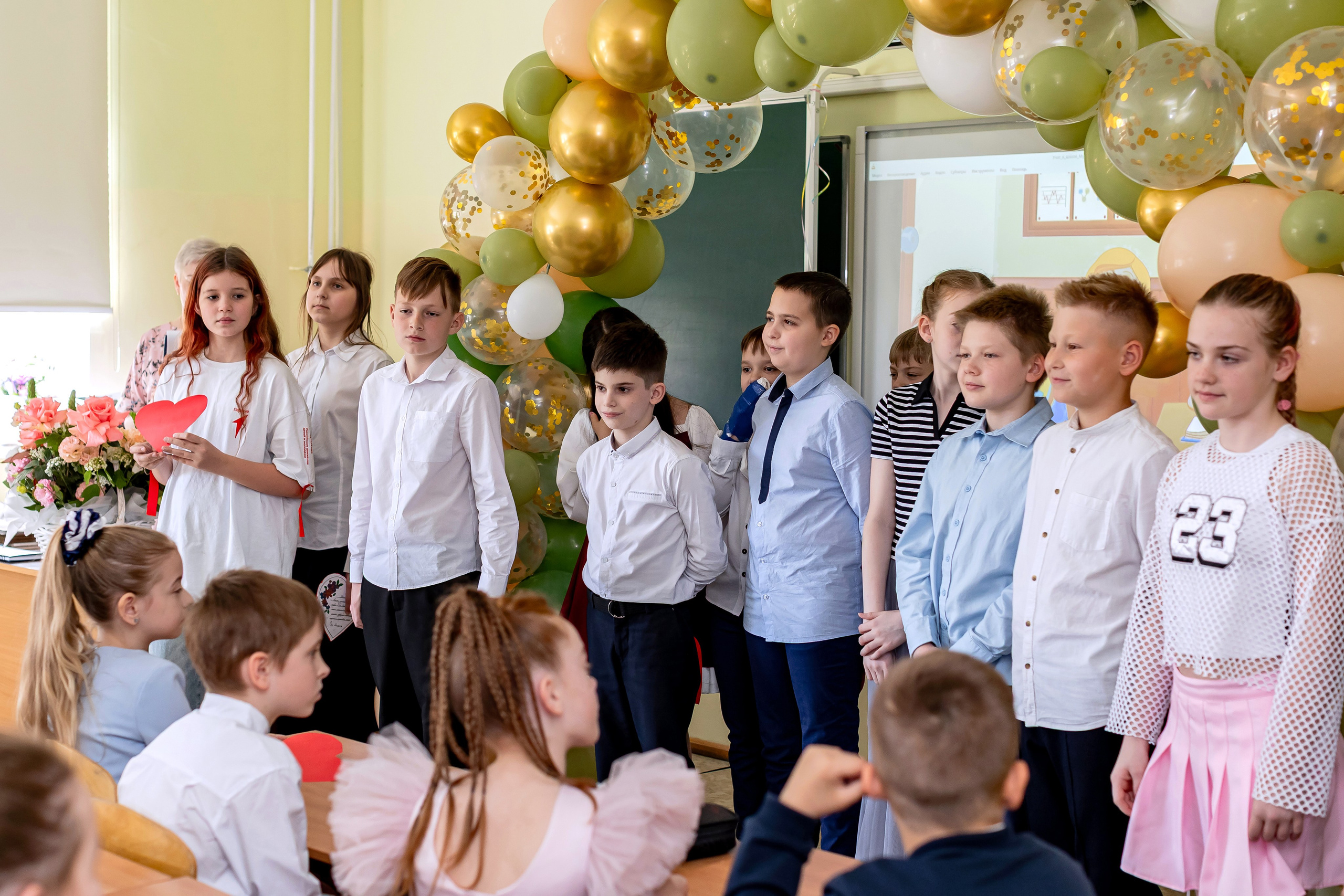 Выпускной в начальной школе в классе. Фотограф и видеограф Москва. Свадебный фотограф, видеограф. Выпускные альбомы. Оживающие альбомы