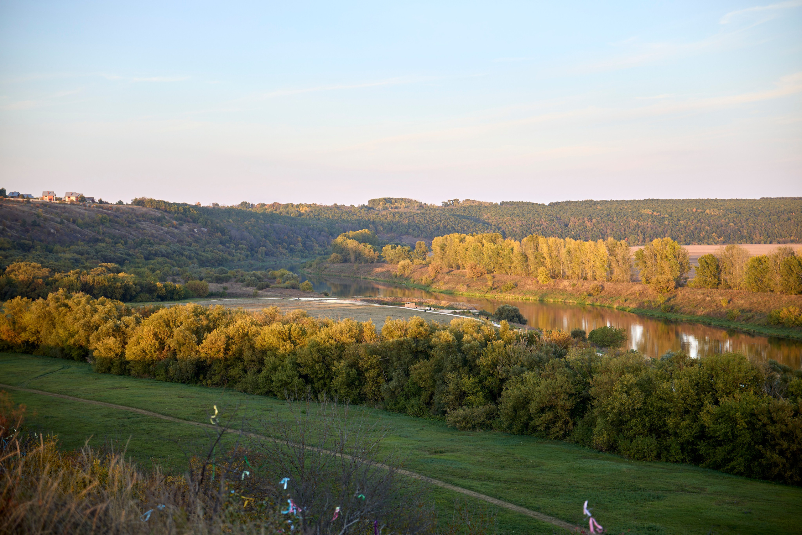 Вот она, та самая загадочная Кудыкина гора! Место сильное, красивое и очень гостеприимное. Отсюда, с вершины, открывается потрясающий вид на древний Дон. Кажется, будто стоишь на краю света, и перед тобой — вся великая история этой реки. Особенно волшебно здесь на закате, когда солнце окрашивает воду и небо в золотые и розовые края. Природа настоящая, степная, дышится очень легко. И вот среди этой природной мощи встречаешь удивительные рукотворные вещи. три богатыря сидят на поле. Отдыхают и ждут пока приготовится ужин. Или «Хоровод» на самой вершине. фигуры, взявшись за руки, словно охраняют покой этого места. Чувствуется какая-то особая сила и энергетика. Отличный повод задуматься о вечном и сделать классные кадры! Но главный сюрприз, ради которого многие и едут — ждёт в конце. Тот, кто даёт понять: вы действительно на Кудыкиной горе! Вот он, местный житель — огнедышащий Змей Горыныч. Теперь та самая поговорка «На Кудыкины горы воровать помидоры» звучит особенно смешно! Потому что с таким стражем ни о каких помидорах и речи быть не может. Его дело — охранять покой и устраивать по-настоящему огненное шоу на прощание. #dzen13 #желтаяшапочкаdz #кудыкинагора #тревел #змейгорыныч #топ