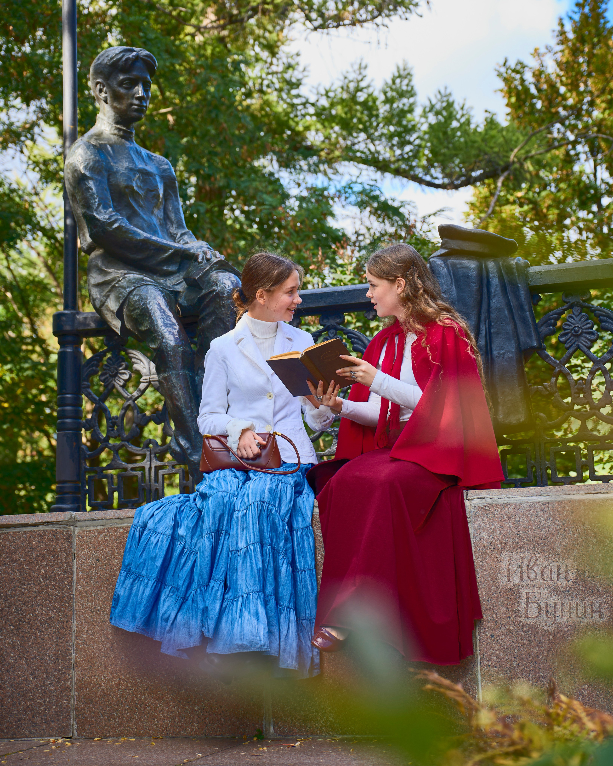 Добро пожаловать в древний Елец — город-крепость, основанный в XII веке, веками защищавший южные рубежи России. Сегодня он славится не только историей, но и культурными событиями, такими как фестиваль «Антоновские яблоки». Этот праздник посвящен творчеству великого русского писателя Ивана Бунина, чьи детские годы прошли в Ельце.Фестиваль «Антоновские яблоки» — это путешествие во времени. Город превращается в бунинскую Россию: на улицах гуляют дамы, гимназисты, купцы, а аромат антоновских яблок и яблочных угощений наполняет воздух.Великокняжеская церковь. Её уникальный хрустальный крест когда-то светился изнутри и сверкал на солнце, создавая неповторимое зрелище.🏛️ Главная духовная жемчужина города — Вознесенский собор, построенный по проекту архитектора Храма Христа Спасителя. Его мощь и величие впечатляют каждого.В каждом городе есть свой «Арбат». Прогуляйтесь по улице Мира (бывшей Торговой) — сердцу купеческого Ельца. Здесь сохранилась атмосфера XIX века. Вы увидите дом-музей Ивана Бунина, где погрузитесь в эпоху писателя.#dzvlog #dzen13 #top #желтаяшапочкаdz #тревел #елец #топ #антоновскиеяблоки