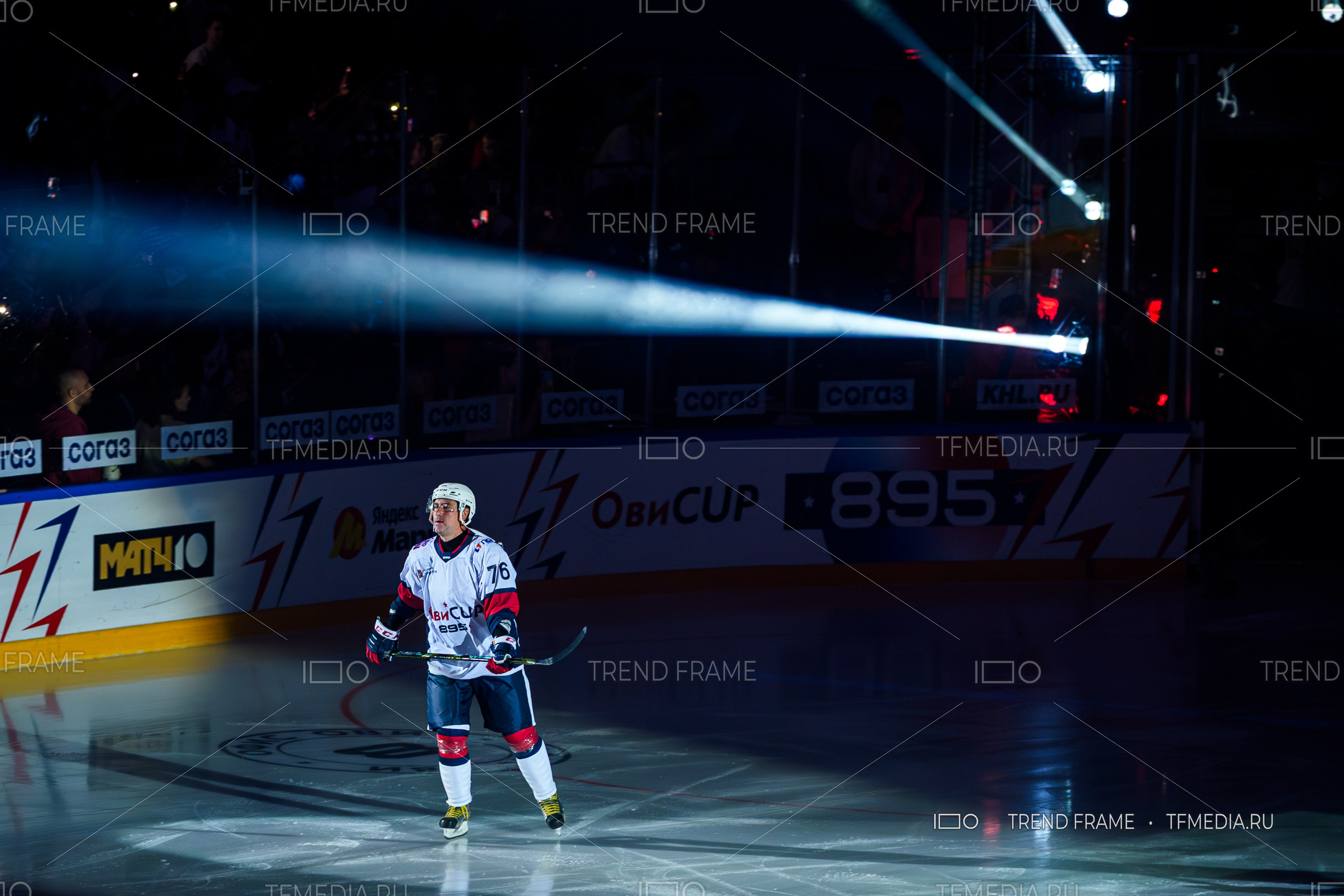 Александр Гуськов на выходе на лёд перед матчем Кубка Овечкина 2025 в Мытищах — фото TrendFrame.