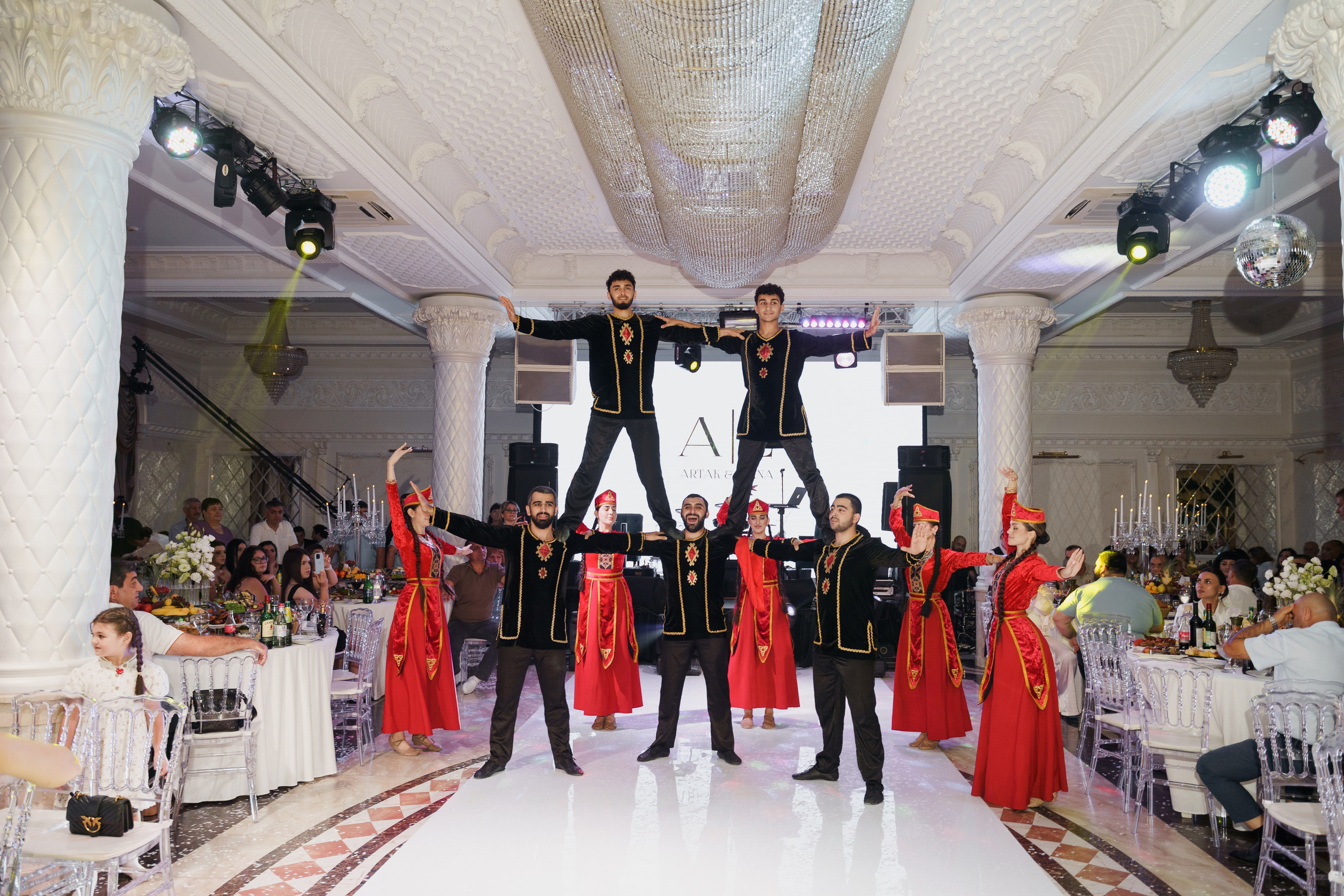 Сватовство в Краснодаре от лучших свадебных фотографов и операторов ТВИНС СТУДИО. ТВИНС СТУДИО — лучшие свадебные фотографы и видеографы в Краснодаре