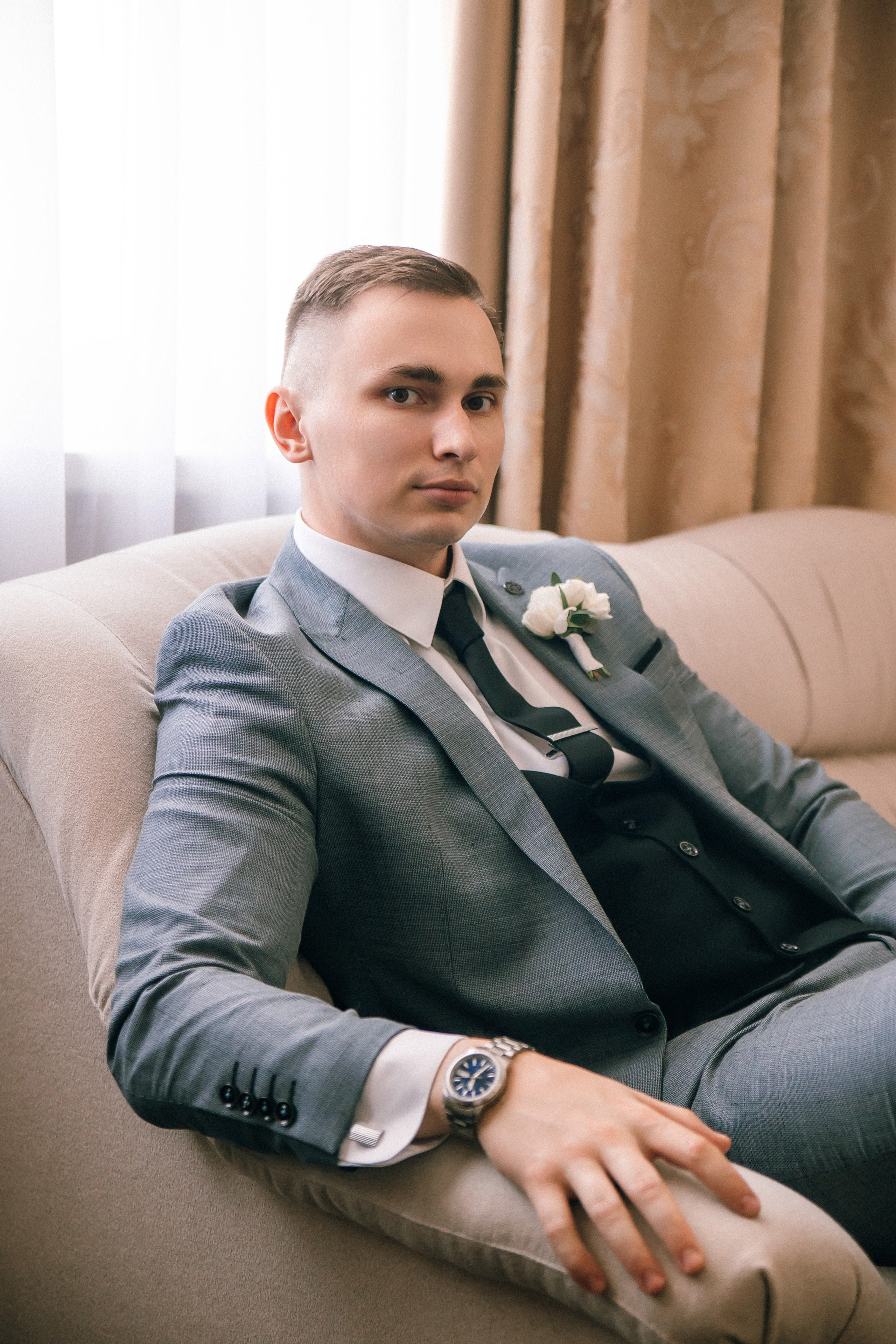 Жених сидит на диване