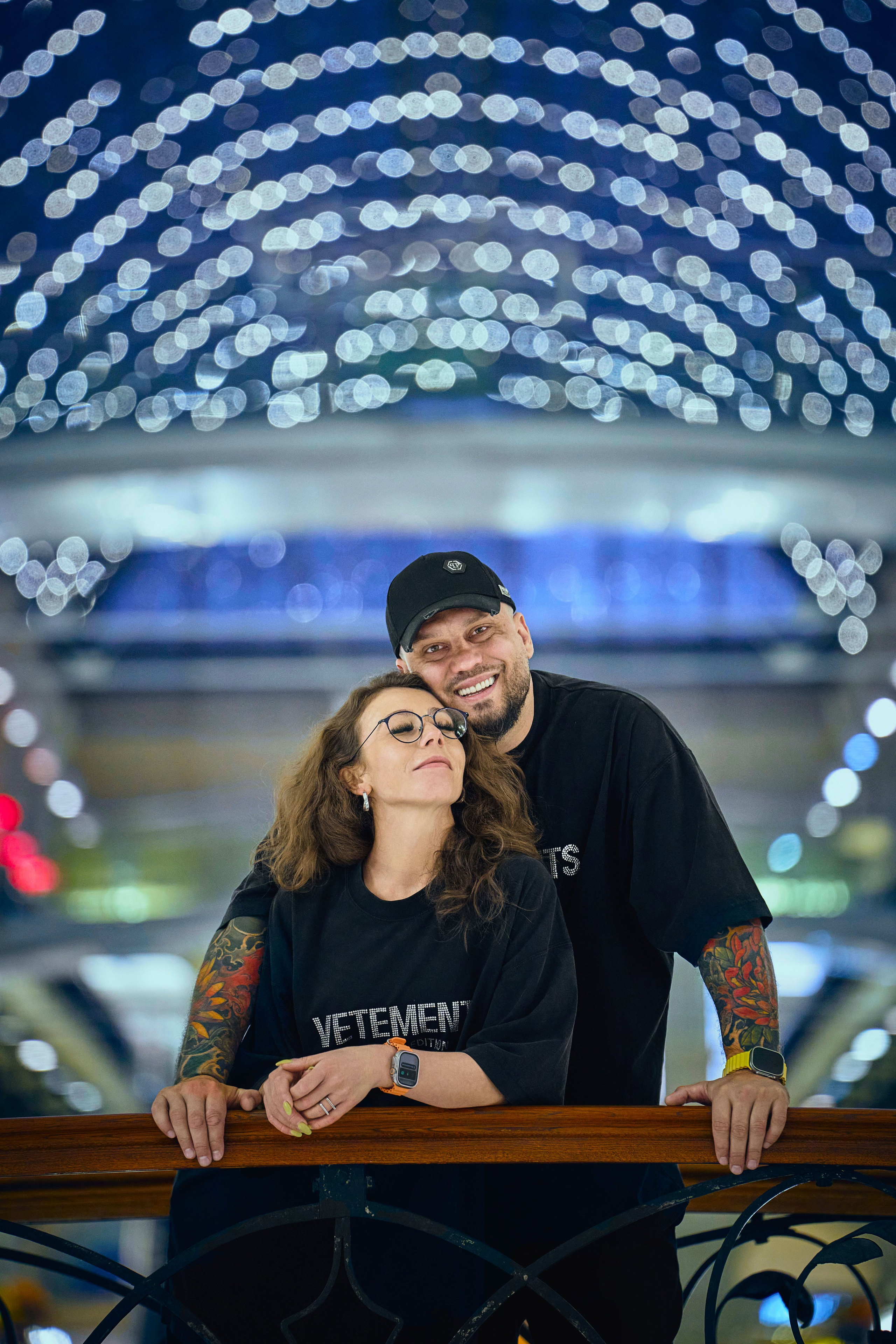 фотосессия в ГУМ, мужчина и женщина обнимаются на переходном мосту в главном универмаге Москвы