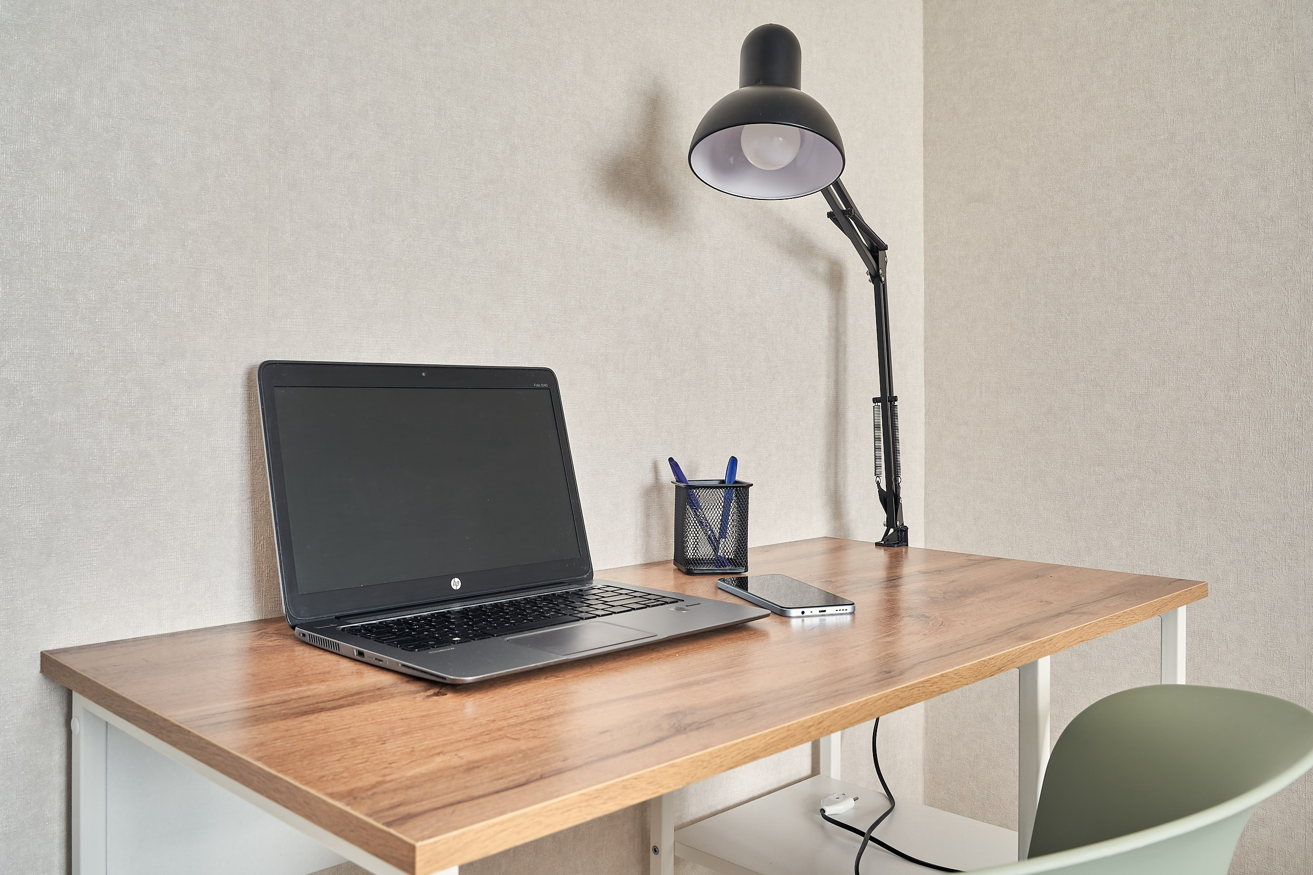 Интерьерная съемка комнаты, ЖК Новая Рига, детальный план, письменный стол с лампой, айфоном и ноутбуком