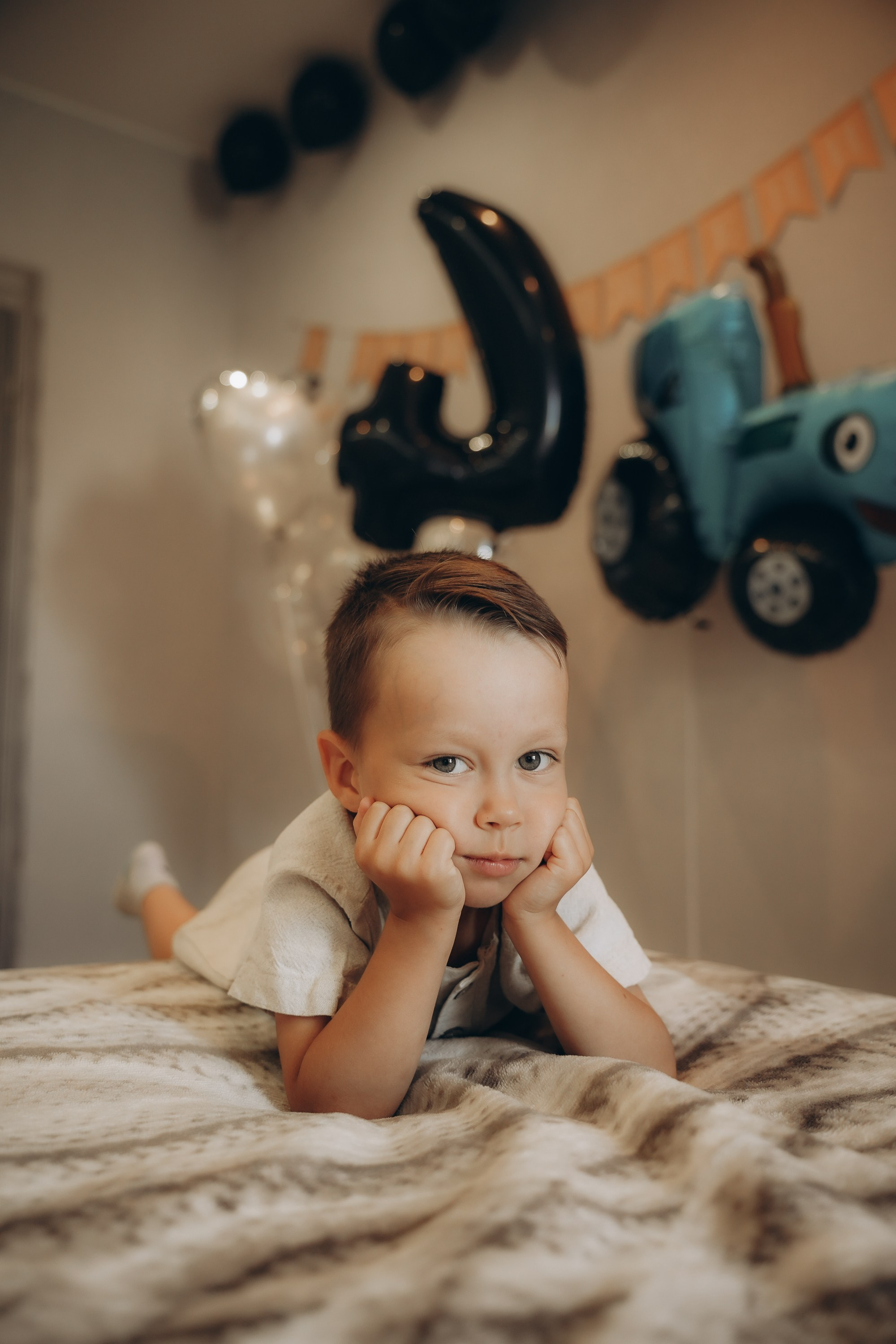 портрет ребенка который грустит на диване