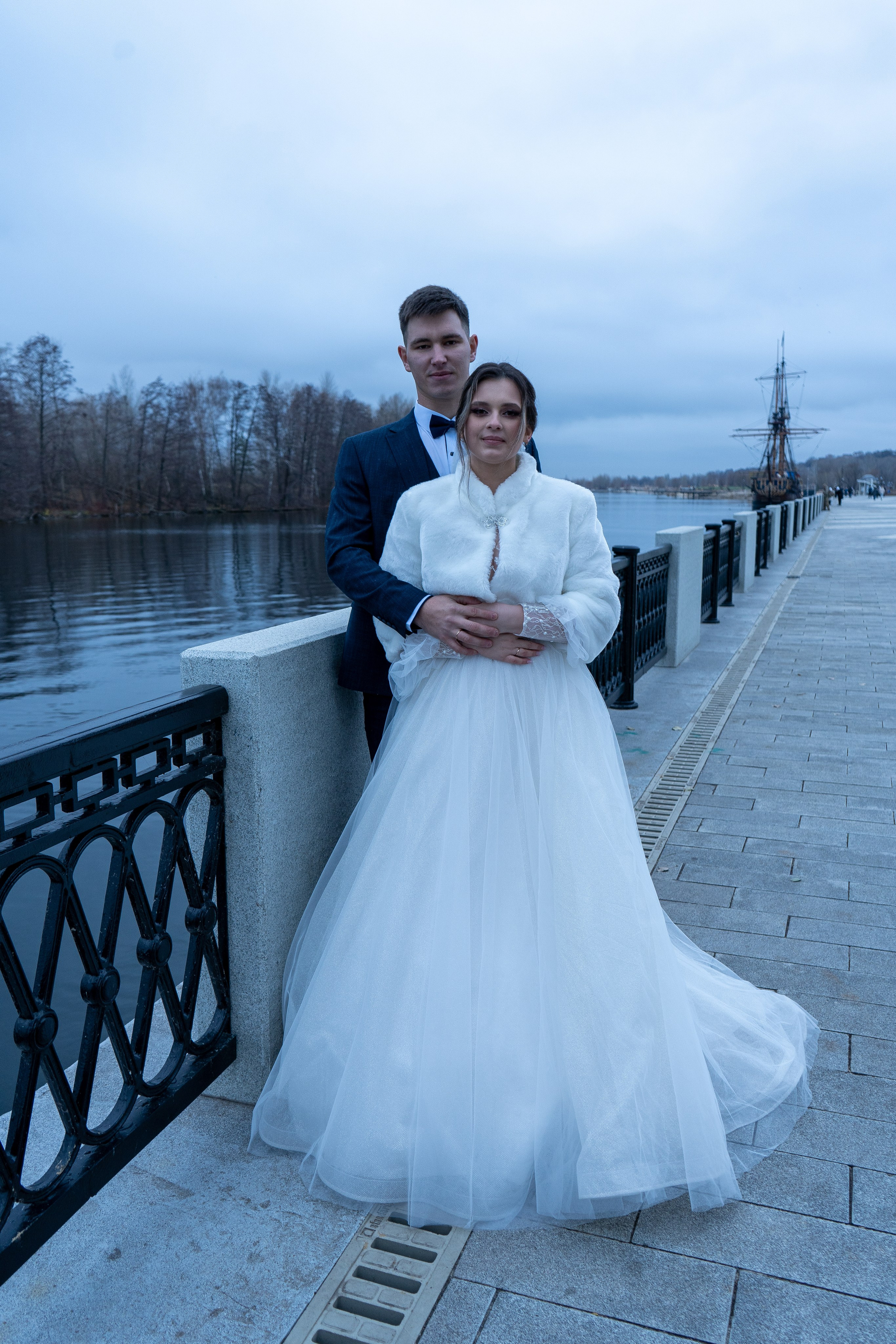 Свадебный фотограф Оксана фотографирует молодожен в Воронеже