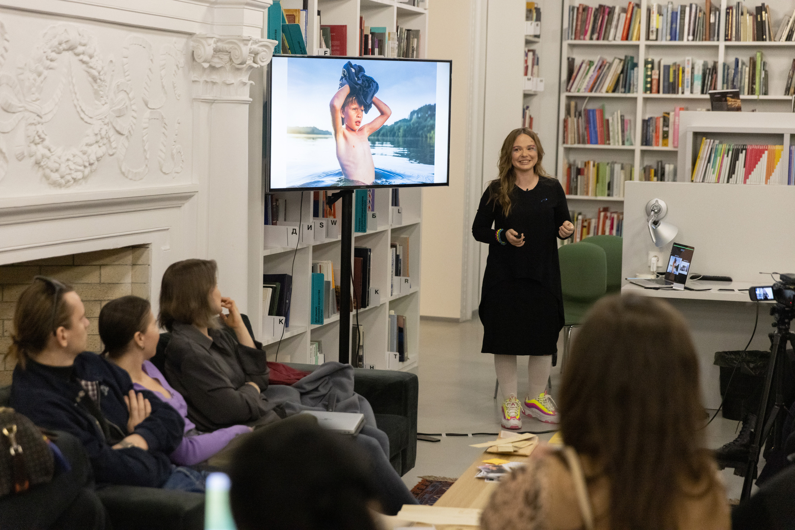 Художница Ольга Михальчук на презентации своей фотокниги "Брод" в Московском музее современного искусства