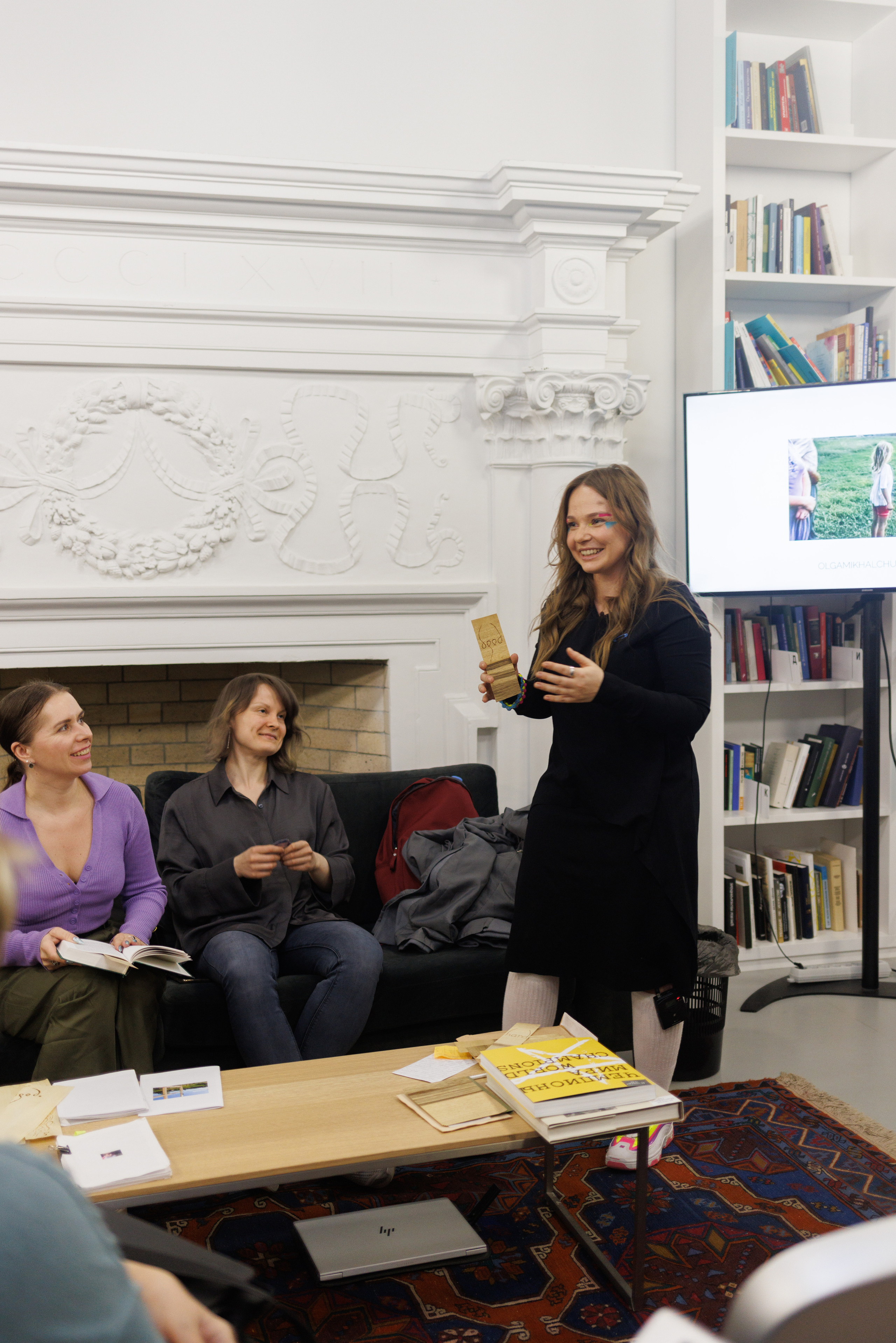 Художница и фотограф Ольга Михальчук на презентации книги "Брод" в читальном зале Московского музея современного искусства