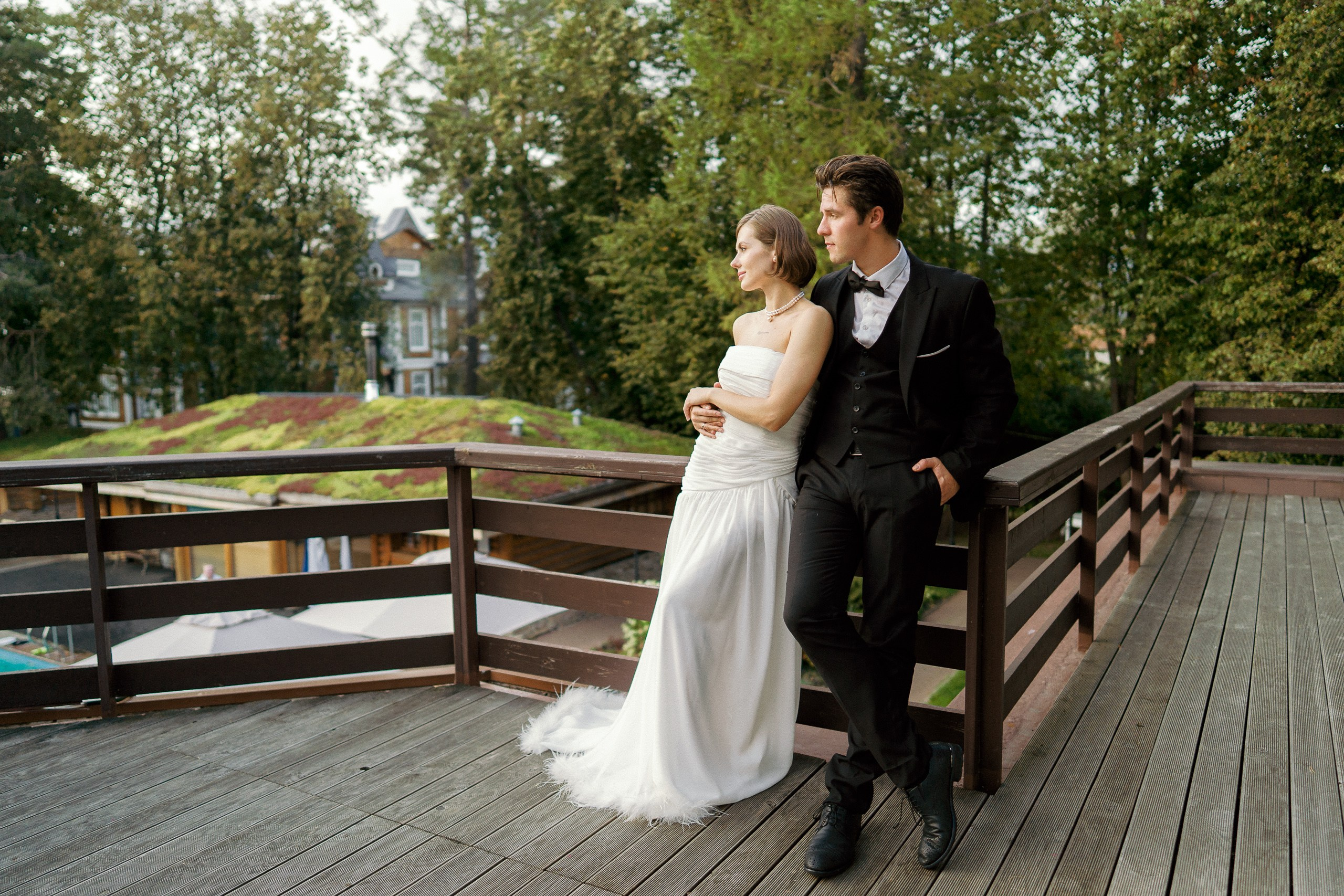 Пара обнимается на мостике — Love Story в отеле «Скандинавия»