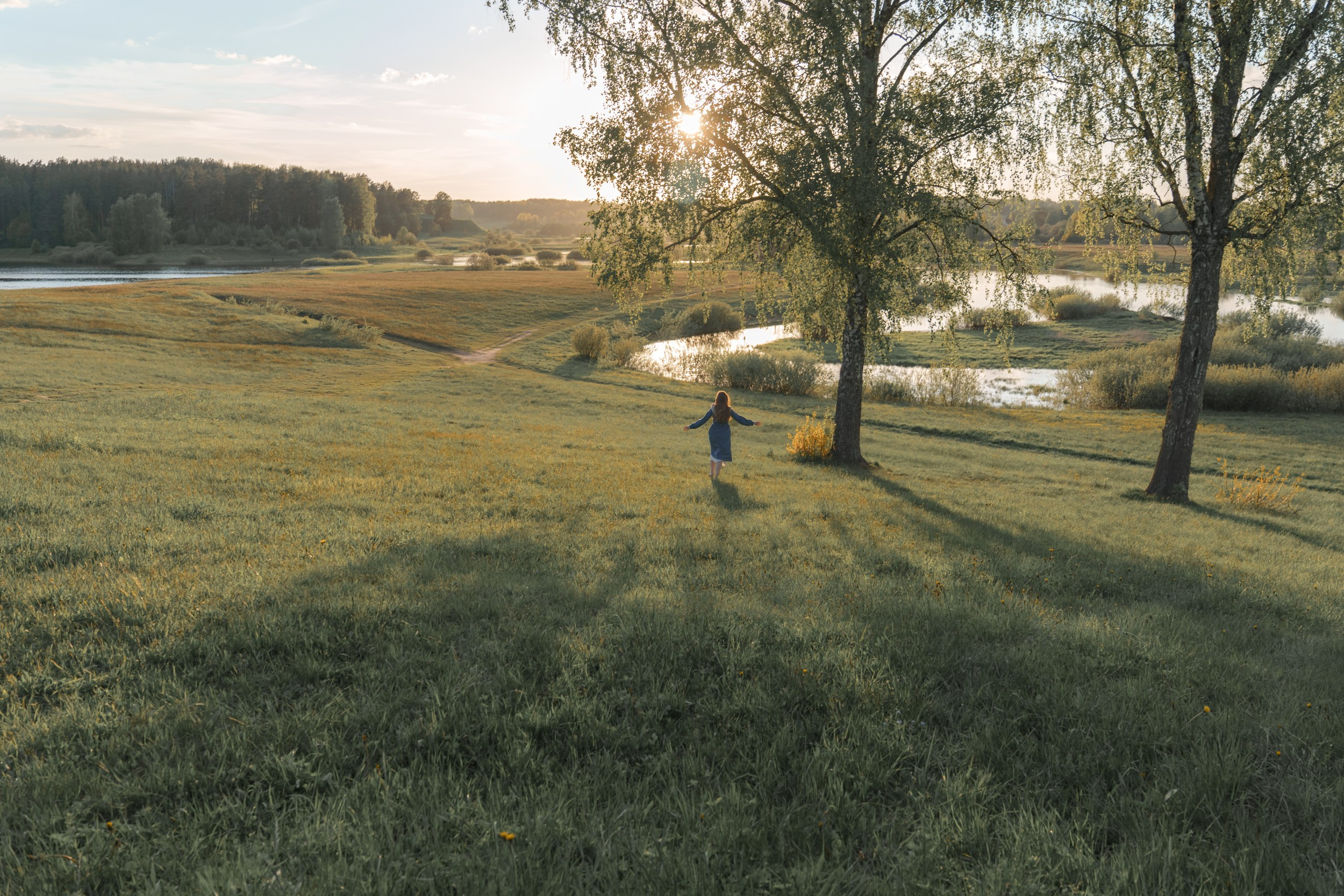 Participants of the photo tour "Pushkinogorye" against the background of nature, photographer in Yekaterinburg Svetlana Kornelyuk