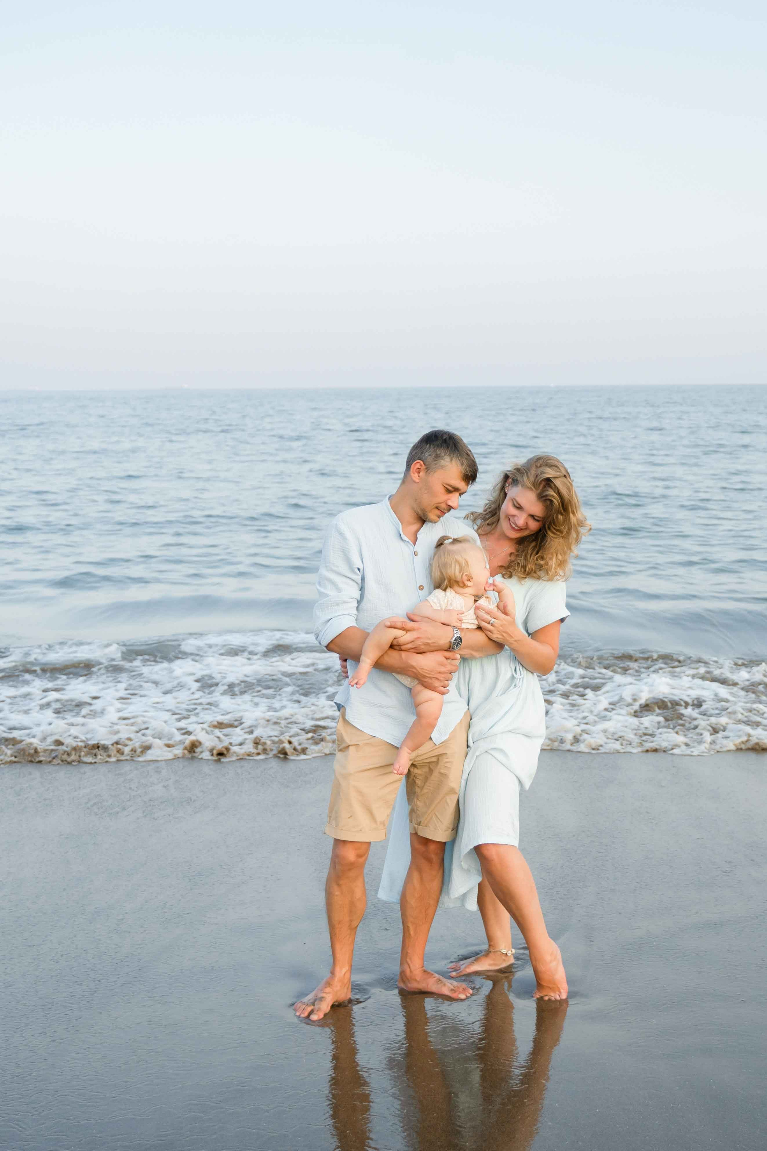 Family photographer in abu dhabi dubai sharjah fujeirah