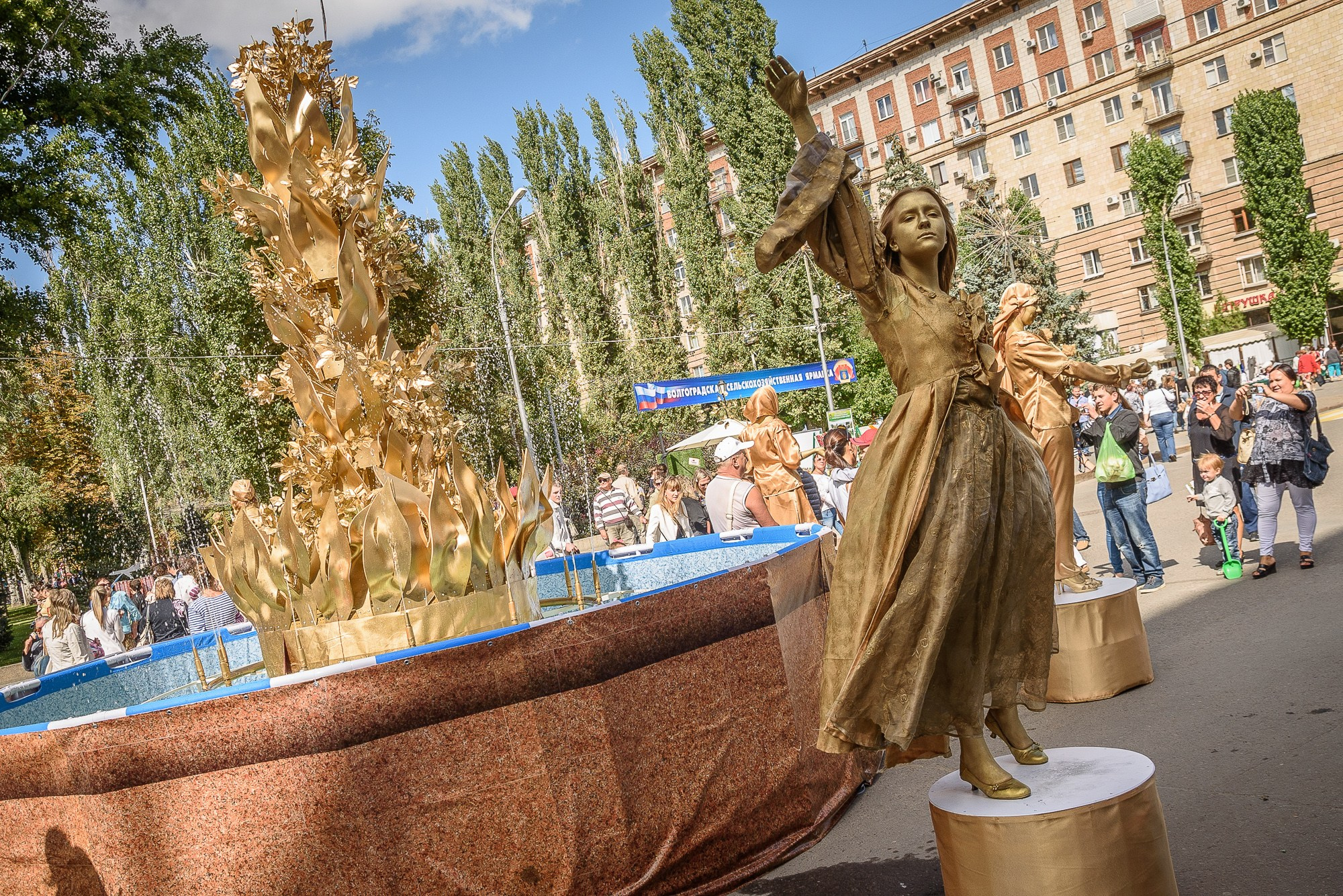 Живая скульптура около копии фонтана "Дружба народов"