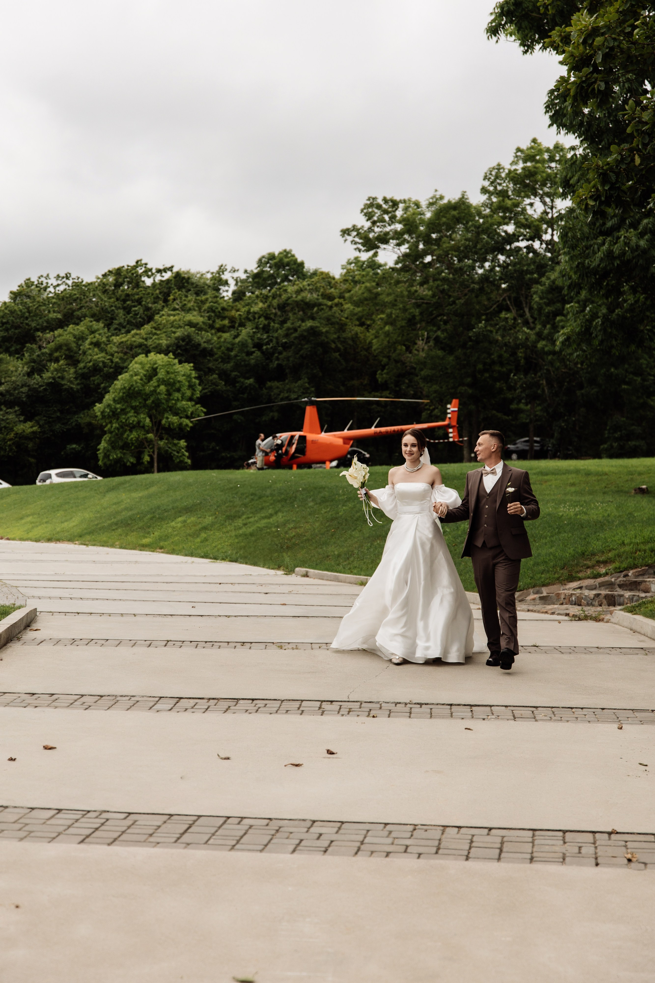 Я создаю профессиональные фотографии, которые сохраняют эмоции, детали и атмосферу вашего праздника. Свадебный фотограф во Владивостоке