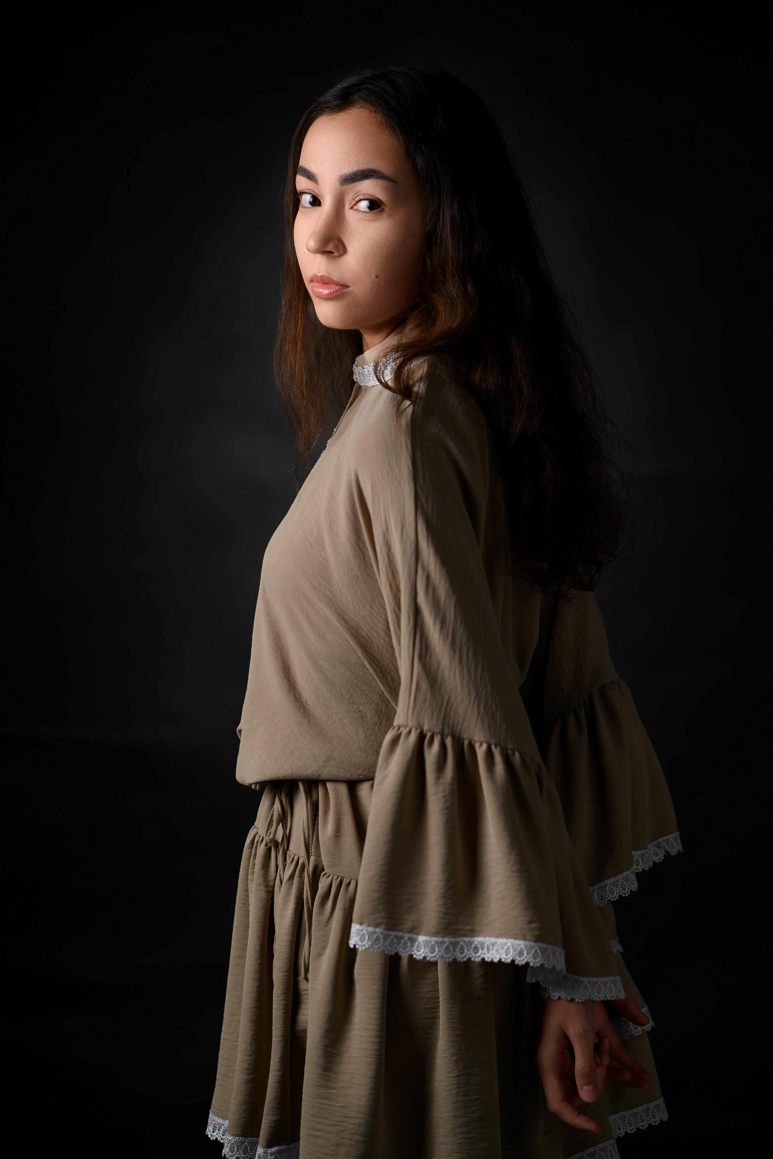 Файн-арт портрет в классическом стиле девушки в фотостудии Казани на темном фоне от фотографа Алексея Клейменова