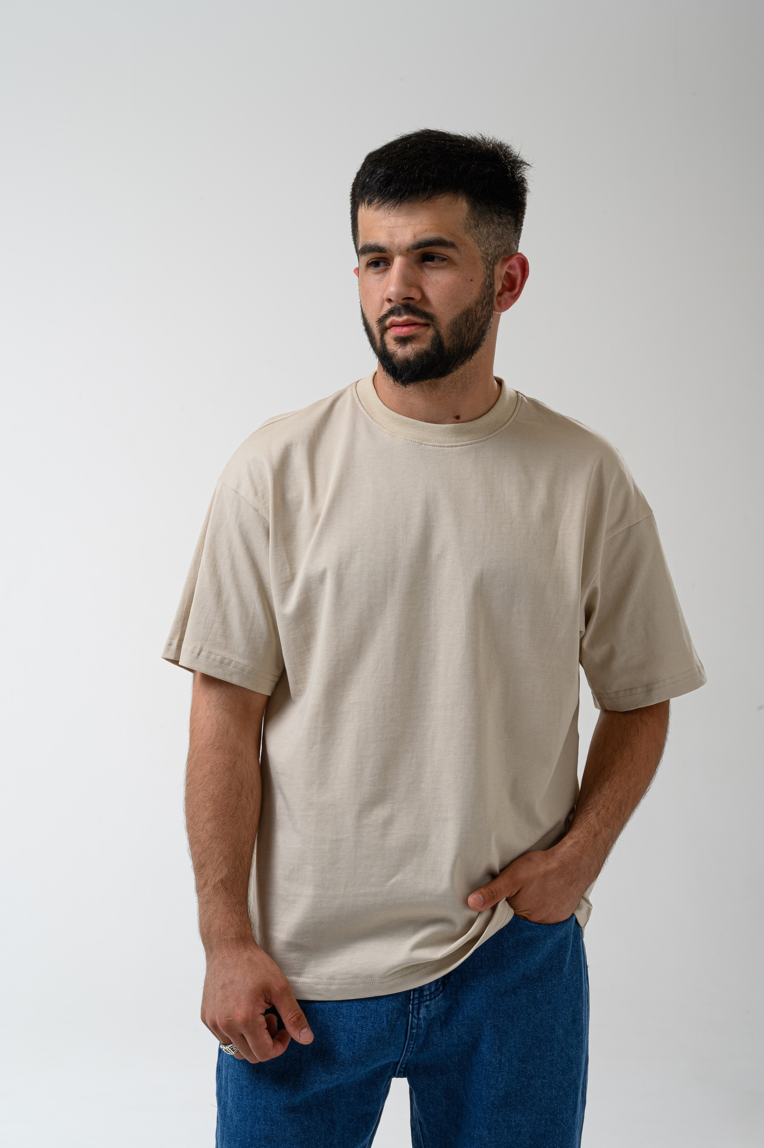 Каталожное фото мужской одежды с моделью, вид спереди футболки на белом фоне