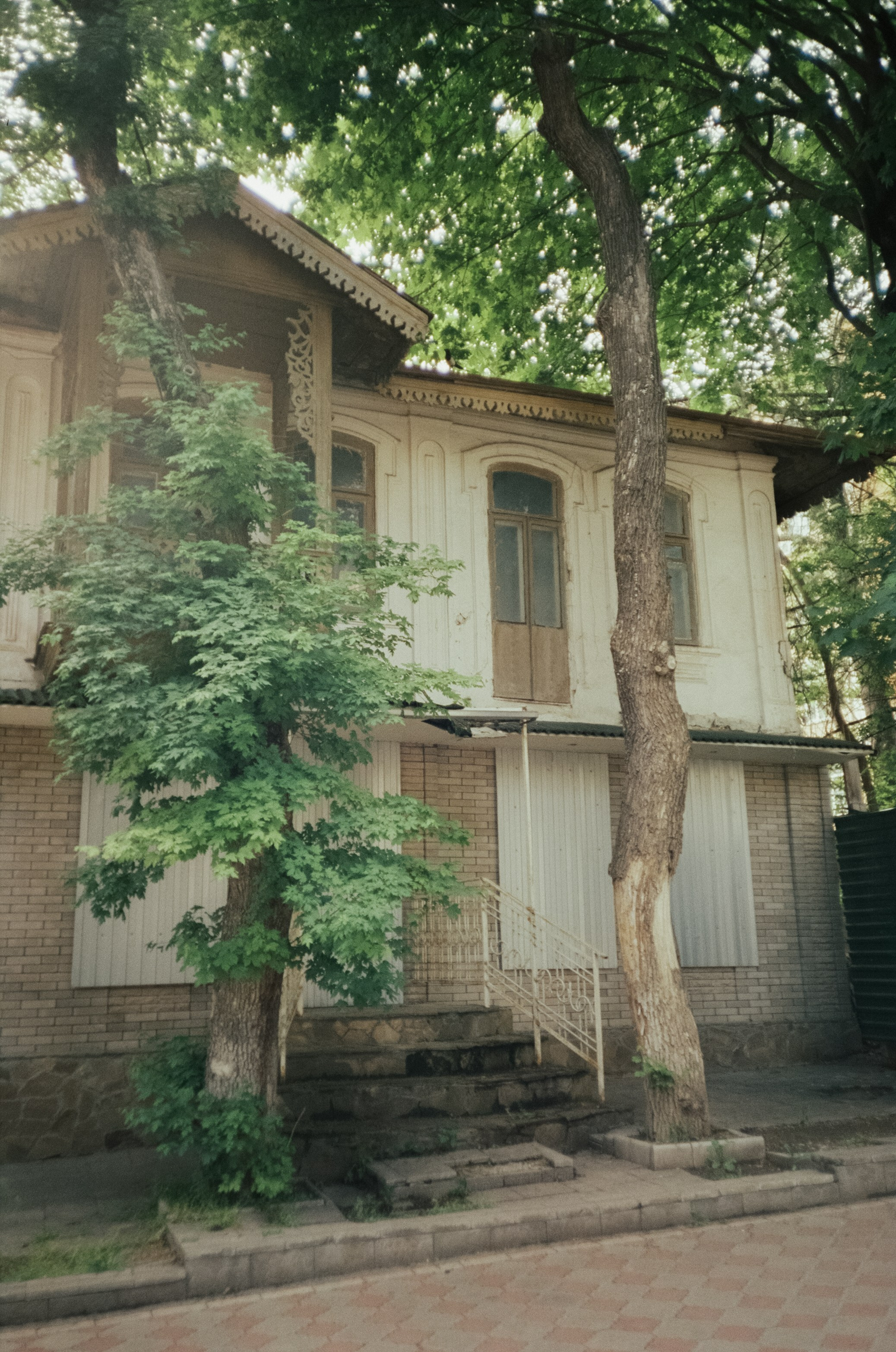 Стрит в Ессентуках. Дворики, дома и кот в окне. Фотограф-документалист Мария Осокина