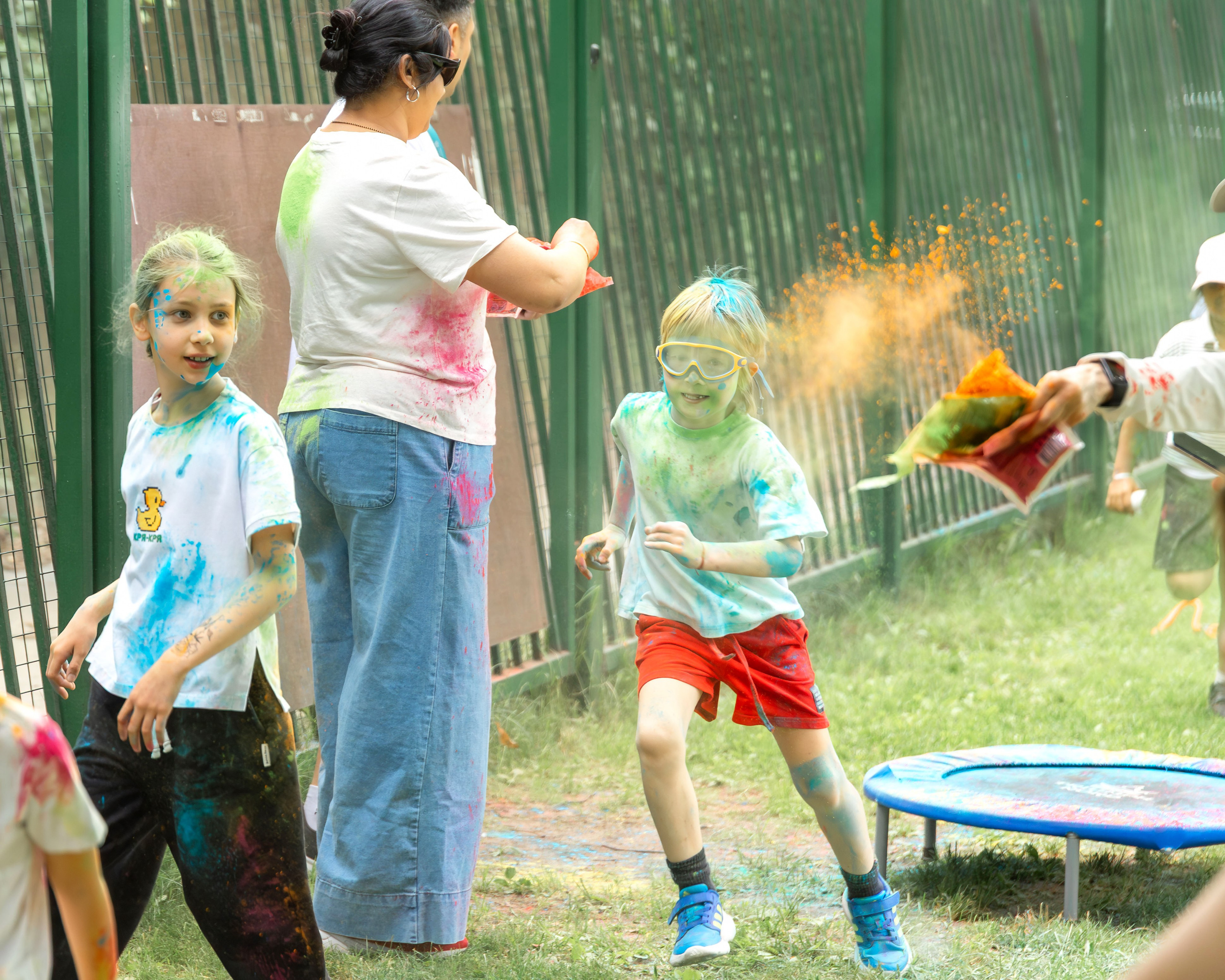 The International School of Moscow. Color Day. Выпускные альбомы для школы и детского сада — школьный фотограф Подольск, Троицк, Щербинка, Москва