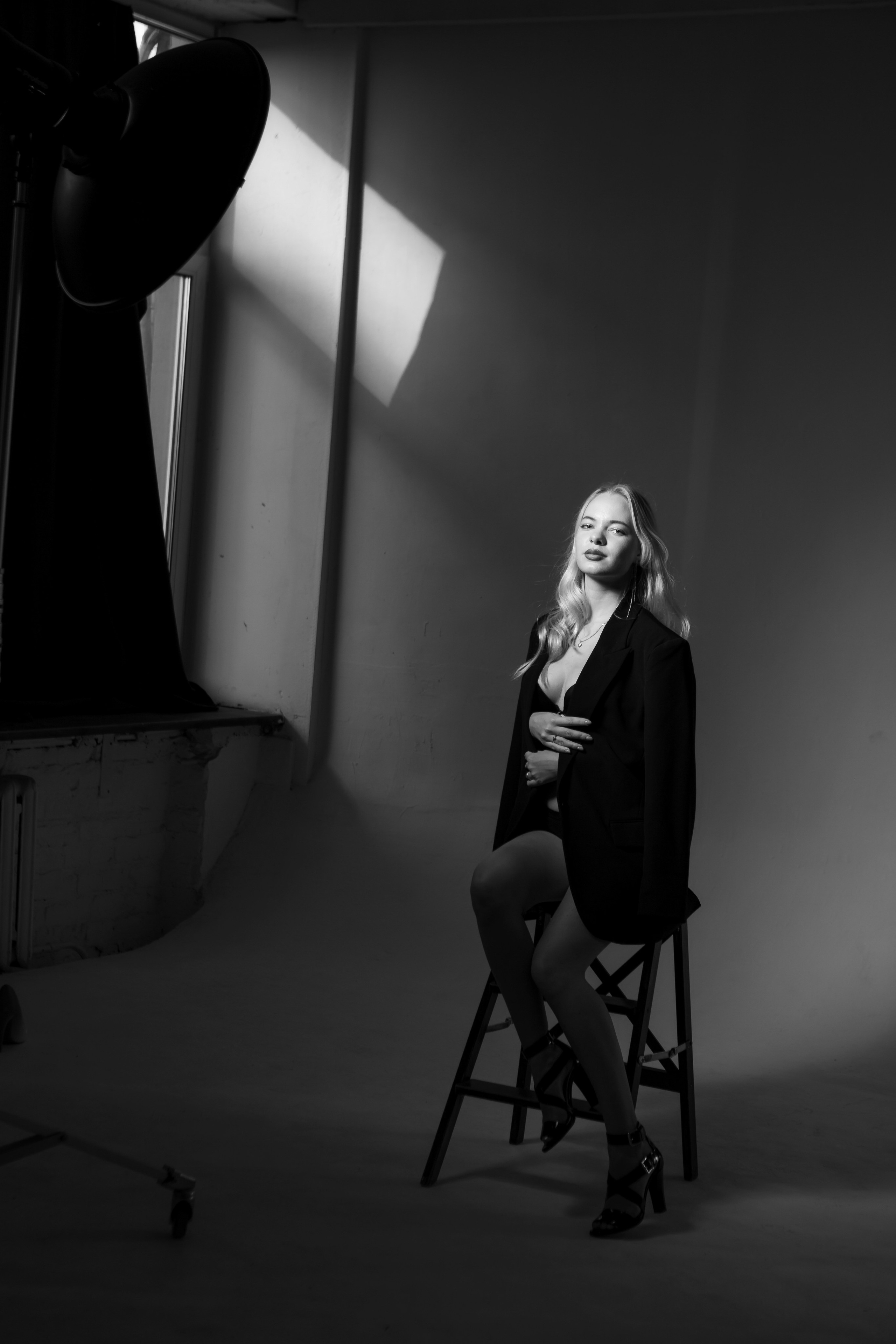 Девушка в черном жакете и коротком платье, пиджаке в студии, черно-белое фото, профессиональная фотосессия на циклораме на белом, черном фоне. Фотограф в Москве. Женский портрет на белом фоне.Женский портрет на черном фоне. Черно-белая фотография. Фотосессия чб. Фотограф Валентина Чемерилова
