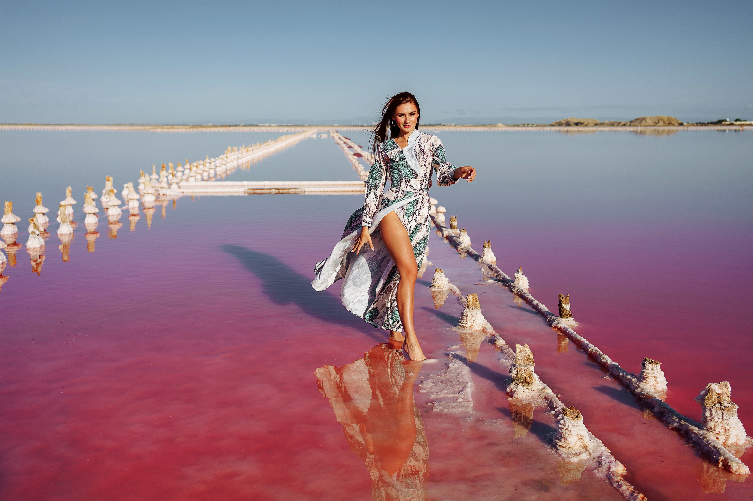 Фотосессия девушки на розовом озере. Фотосессия в Евпатории. Розовое озеро в Евпатории. Фотограф Зайцева Надежда в Крыму. Розовое озеро Сасык-Сиваш.