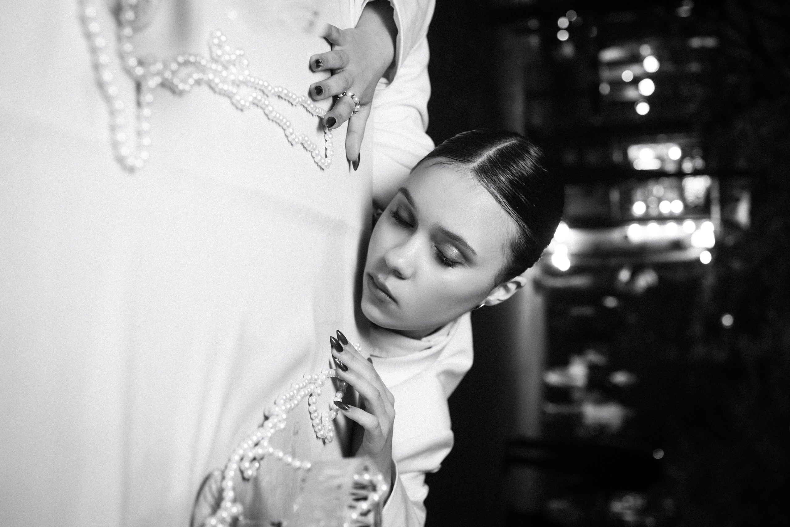 Нестандартный ракурс, переворачивающий видение, в фотосессии девушки в белом наряде