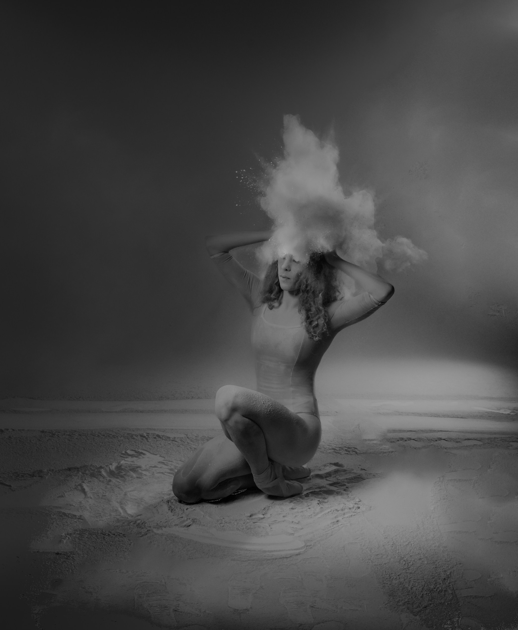 Съемка с тальком, игра света и тени. выразительная пластика