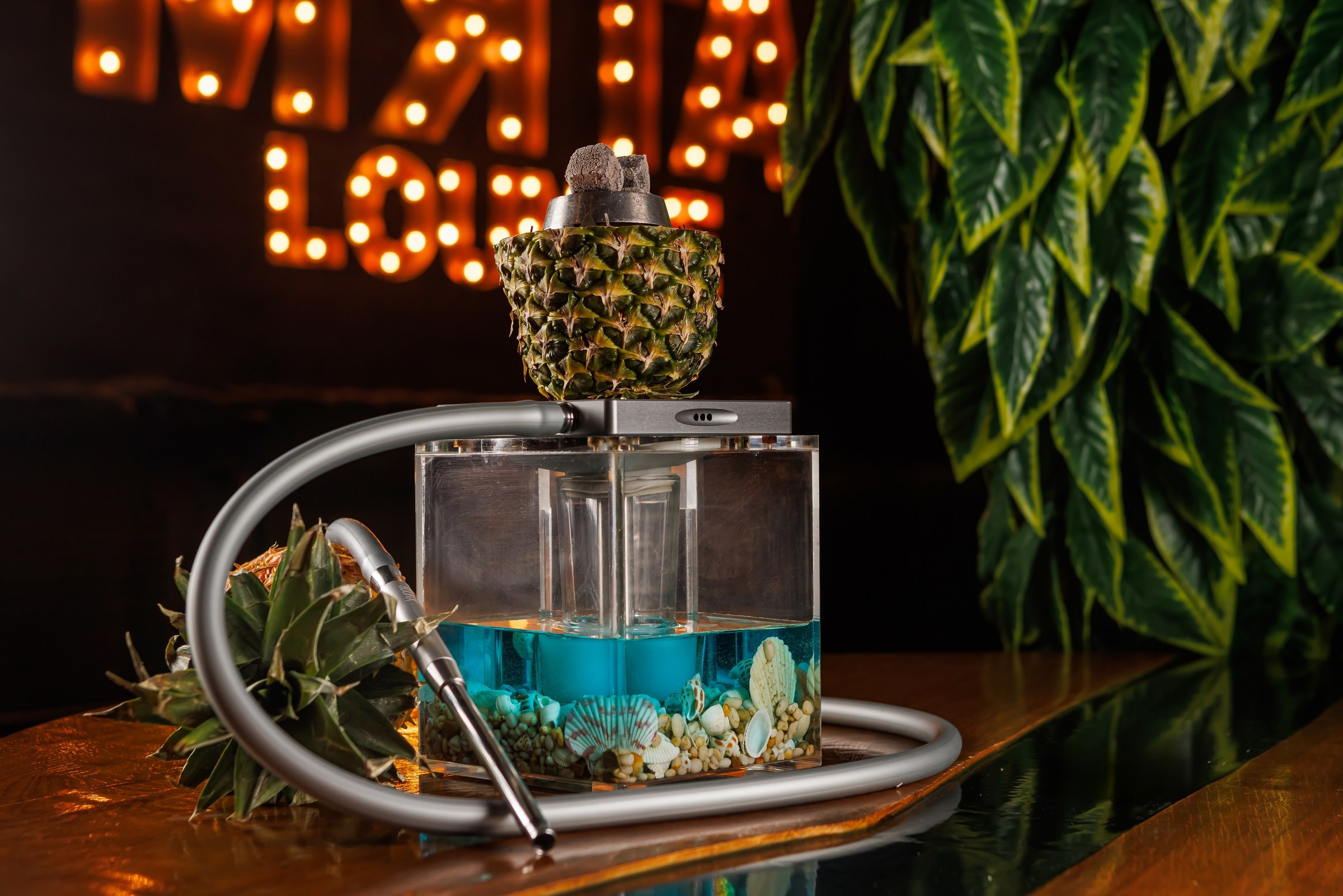 Премиальный кальян с подсветкой на столе