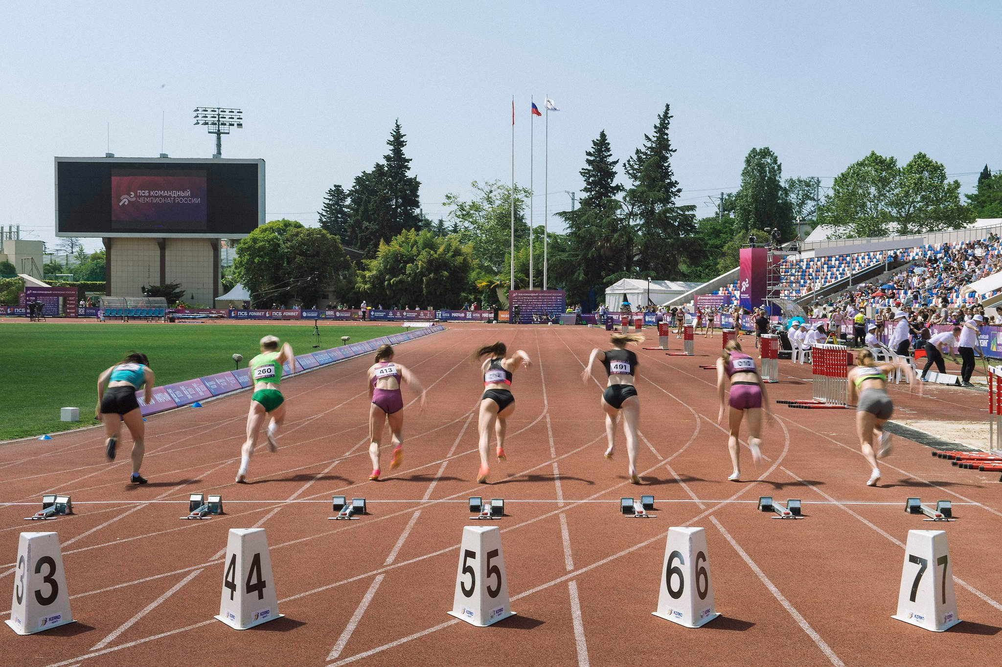Забег у женщин 100 метров в Сочи на стадионе